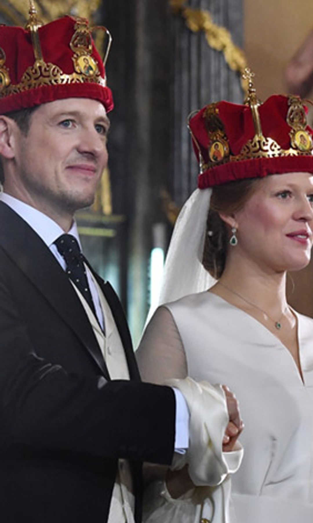Para el "sí, quiero" el príncipe Felipe, hijo del príncipe Alejandro, y la diseñadora Danica Marinkov llevaron coronas