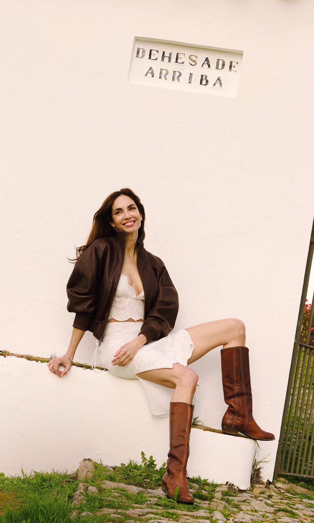 "Venía de una familia muy estructurada y el Derecho parecía el camino lógico. Romper con la tradición no fue fácil. Mis padres me apoyaron, pero me pusieron una condición: que no abandonara mi formación universitaria", recuerda Eugenia sobre el cambio de rumbo que tomó cuando decidió que quería dedicarse a la moda en lugar de ejercer la abogacía