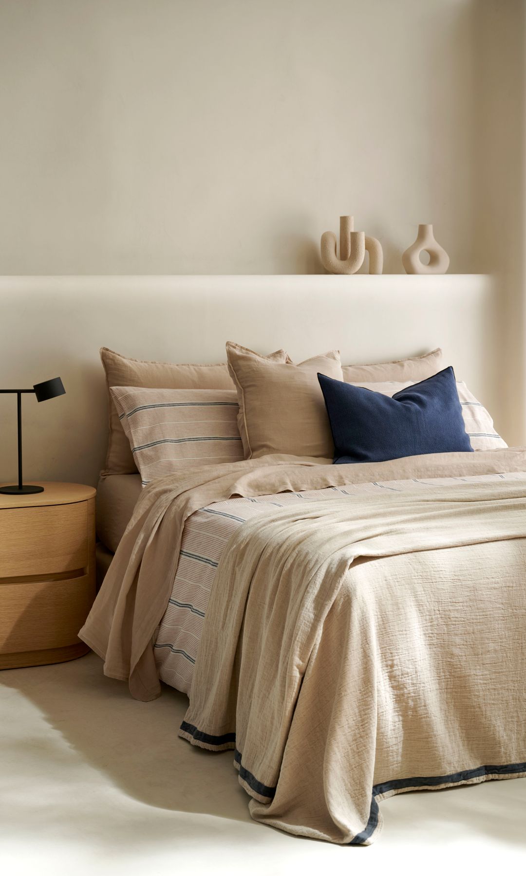 Dormitorio con mobiliario y textiles de El Corte Inglés
