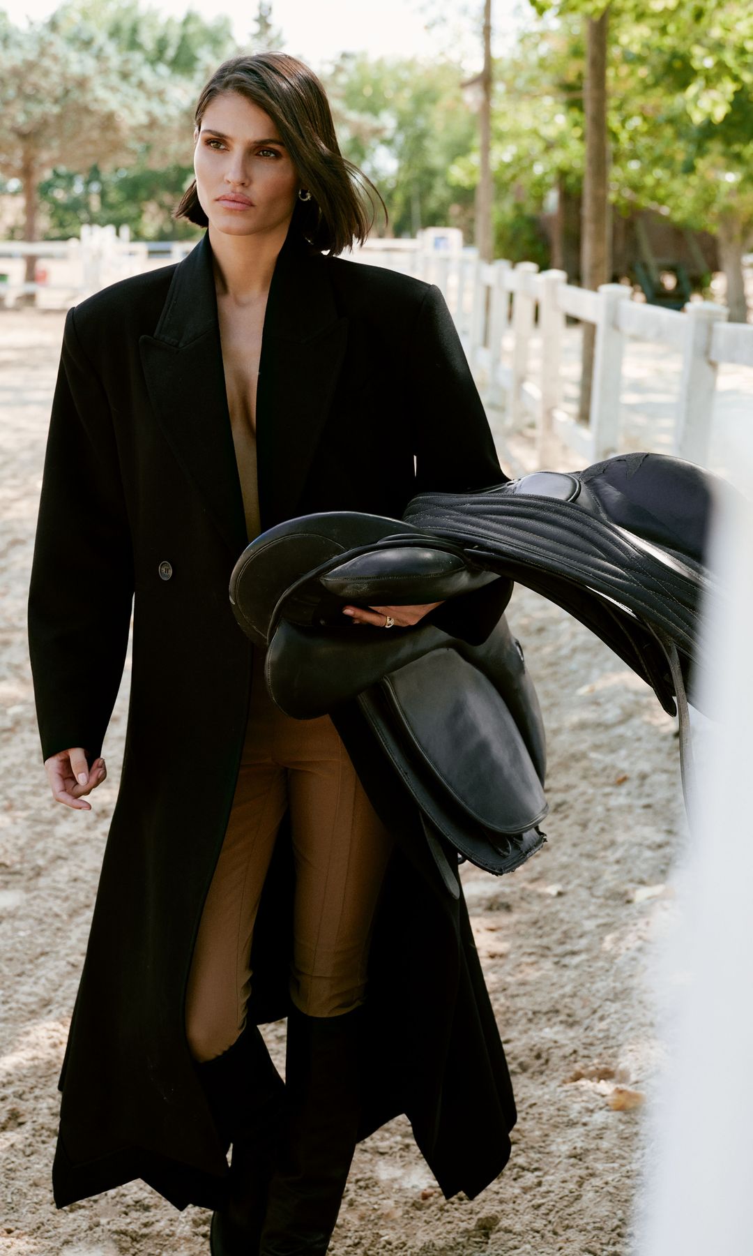 Corte estructurado: Largo y recto, el abrigo masculino es el must atemporal por excelencia. La modelo combina uno negro, de H&M Studio, con leggings de la misma firma; botas, de Zara; anillo, de Aristocrazy, y pendientes, de Celine