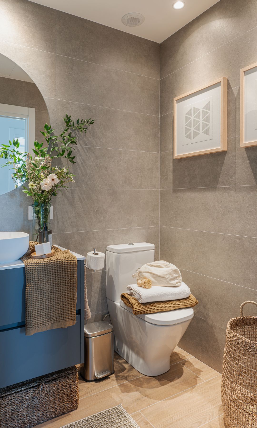 Baño con cuadros en la pared. Proyecto de Quefalamaria