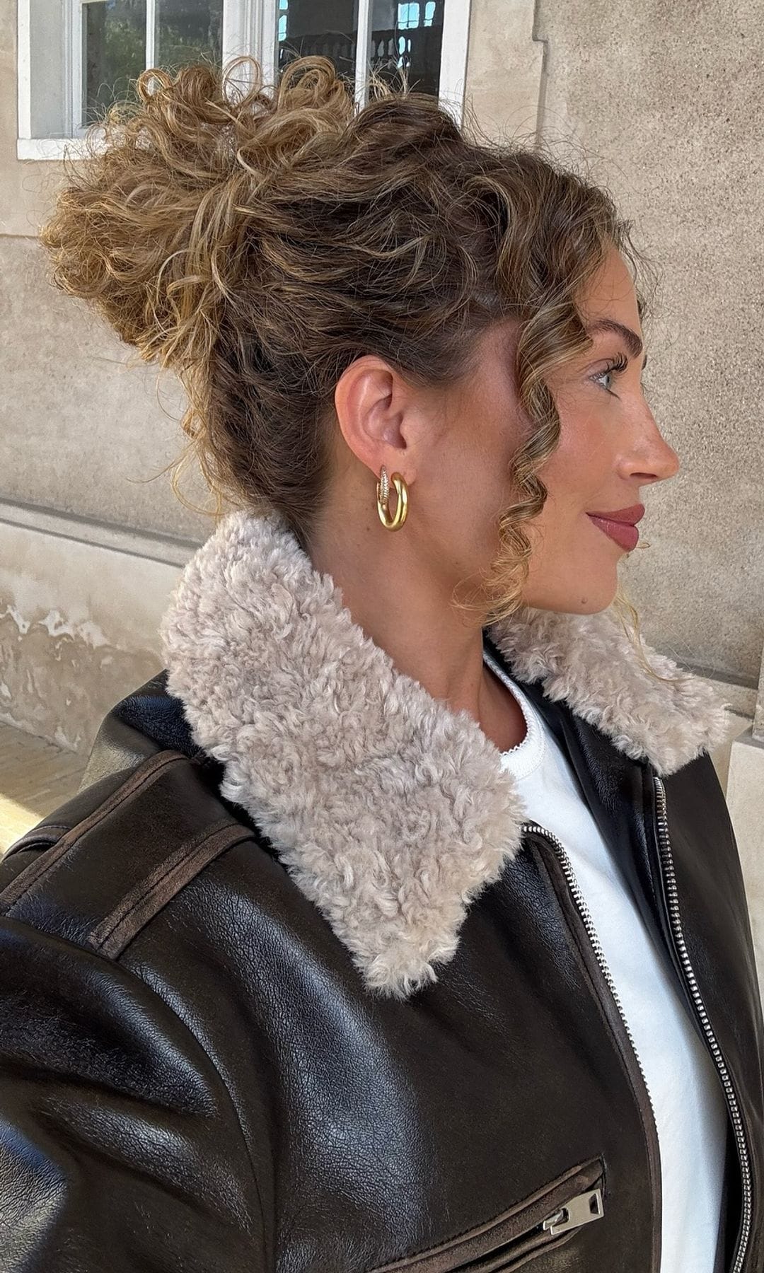 Moño con cabello rizado