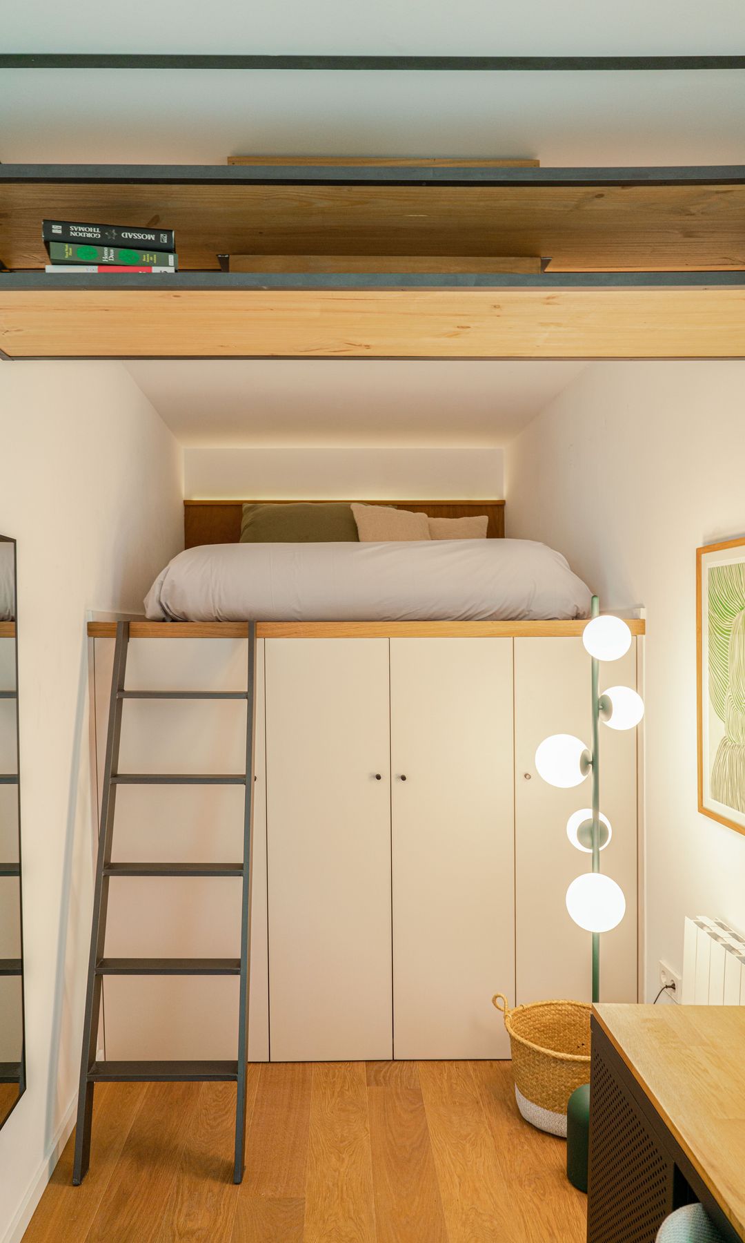 Dormitorio con cama sobre el armario a modo de altillo