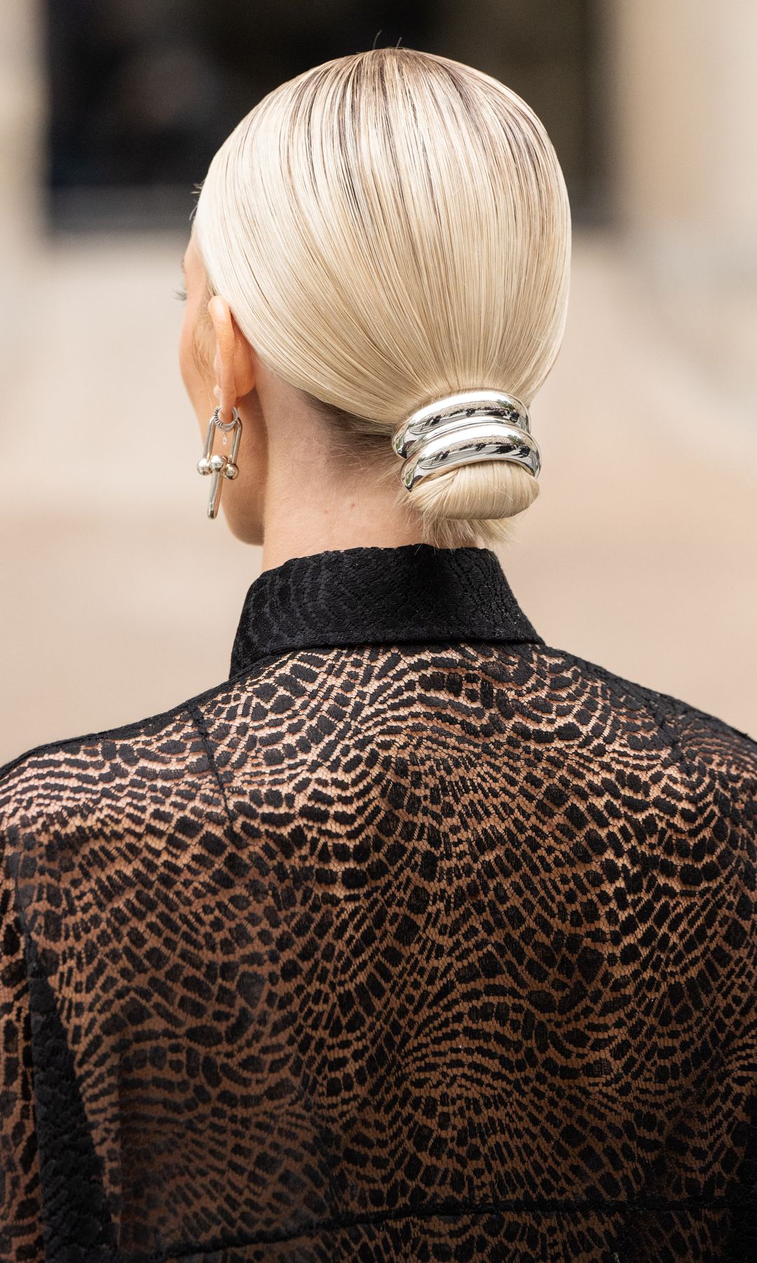   Mujer con cabello recogido en un moño