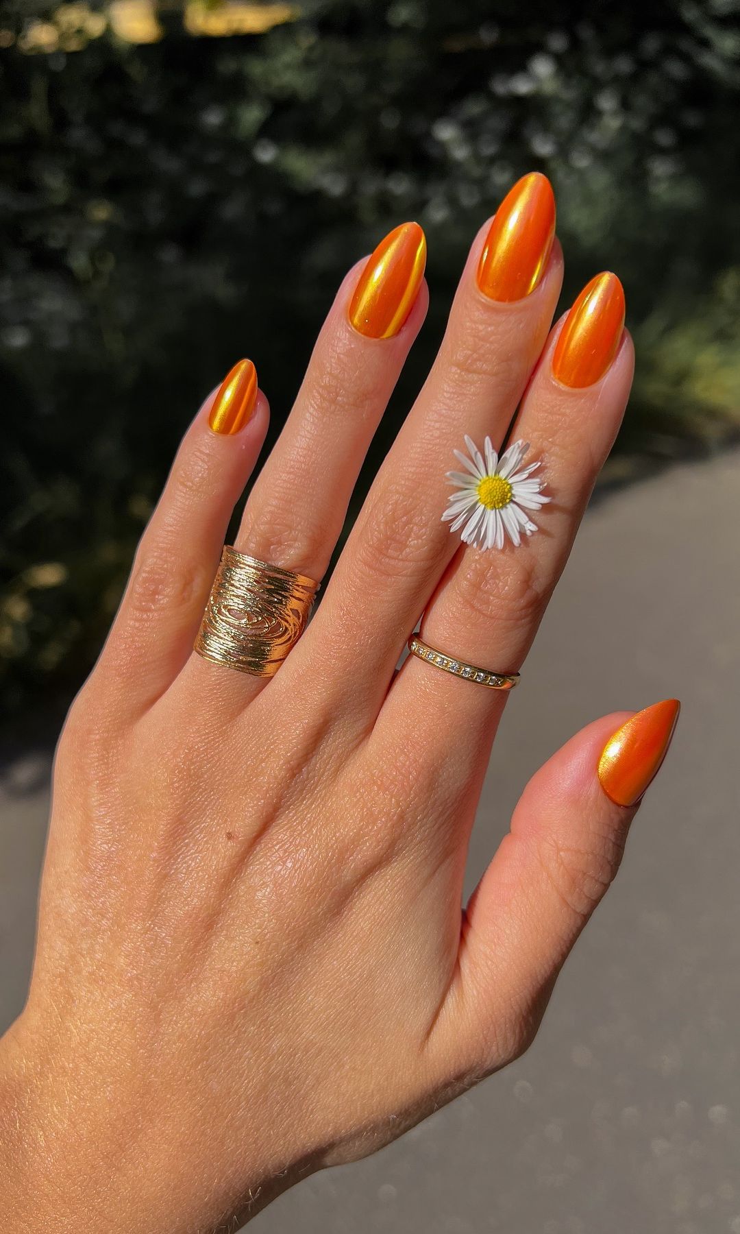 Manicura naranja cromada