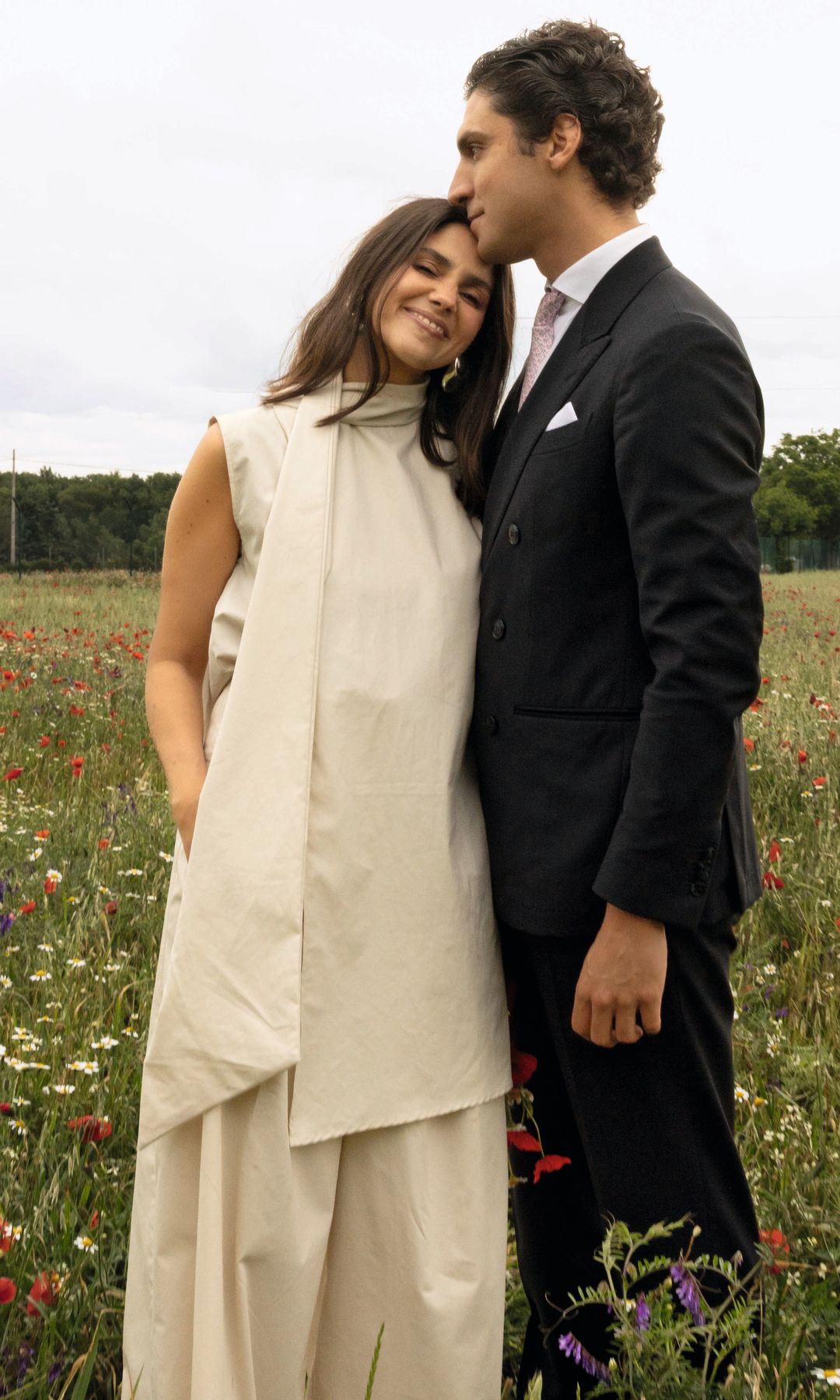 Para este día, la "influencer" llevó un "look" de su firma, Himba, y Tomás, un traje de Giorgio Armani