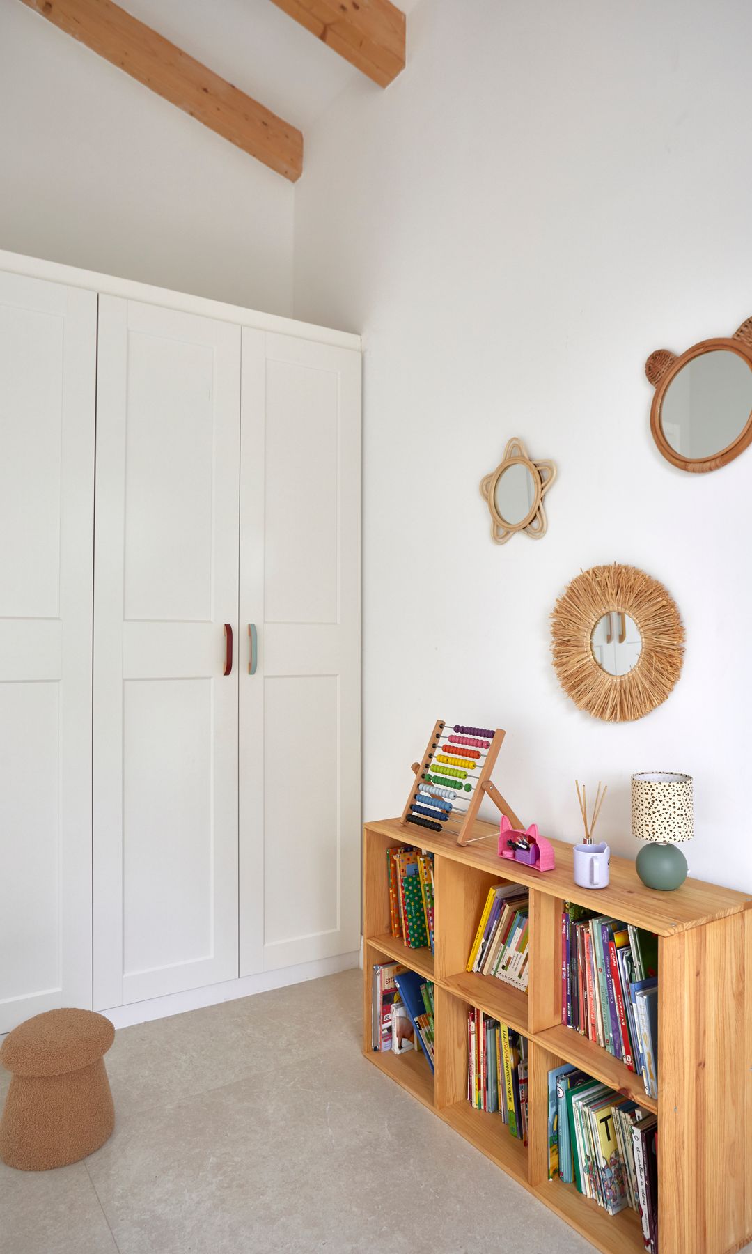 Habitación infantil: armario y librería