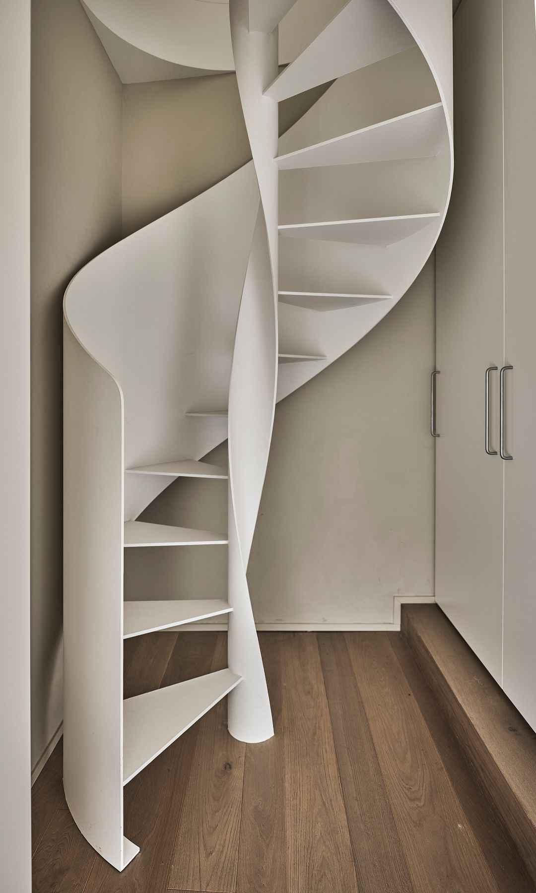 Escalera de caracol blanca