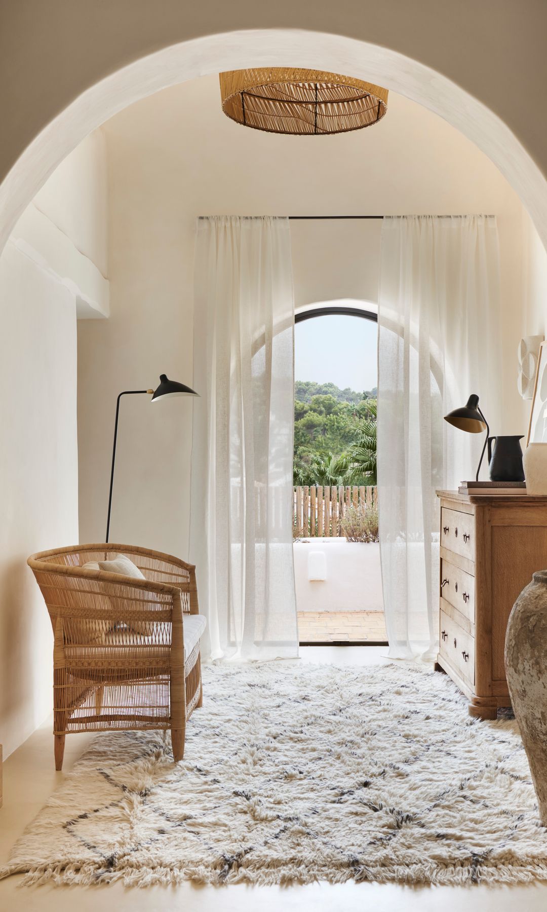 Estancia con cortinas ligeras