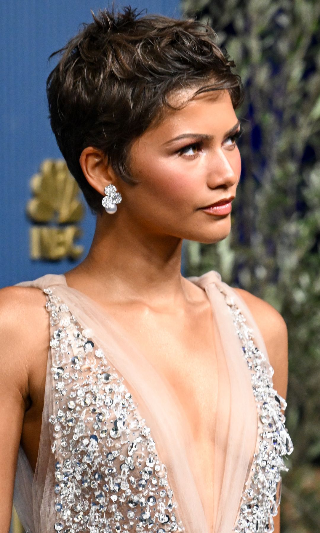 Zendaya en los premios Emmy 2026 con vestido plateado y corte pixie