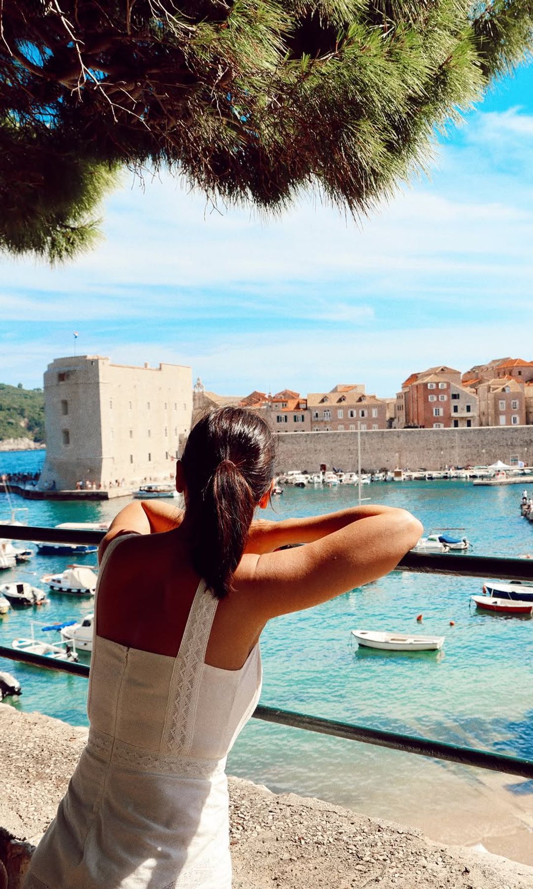 Tamara Falcó con coleta a media altura contemplando el puerto de Dubrovnik