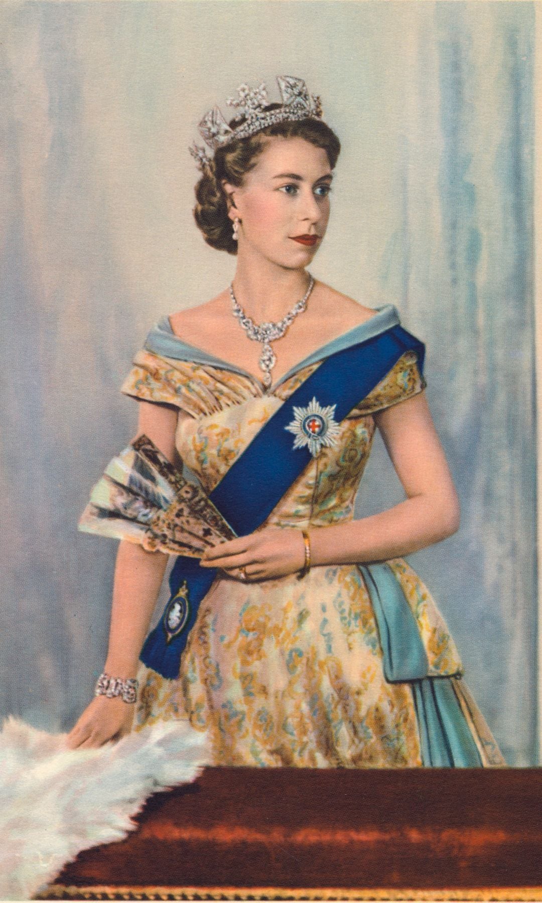 La reina Isabel II luciendo un collar creado por Cartier en 1953.