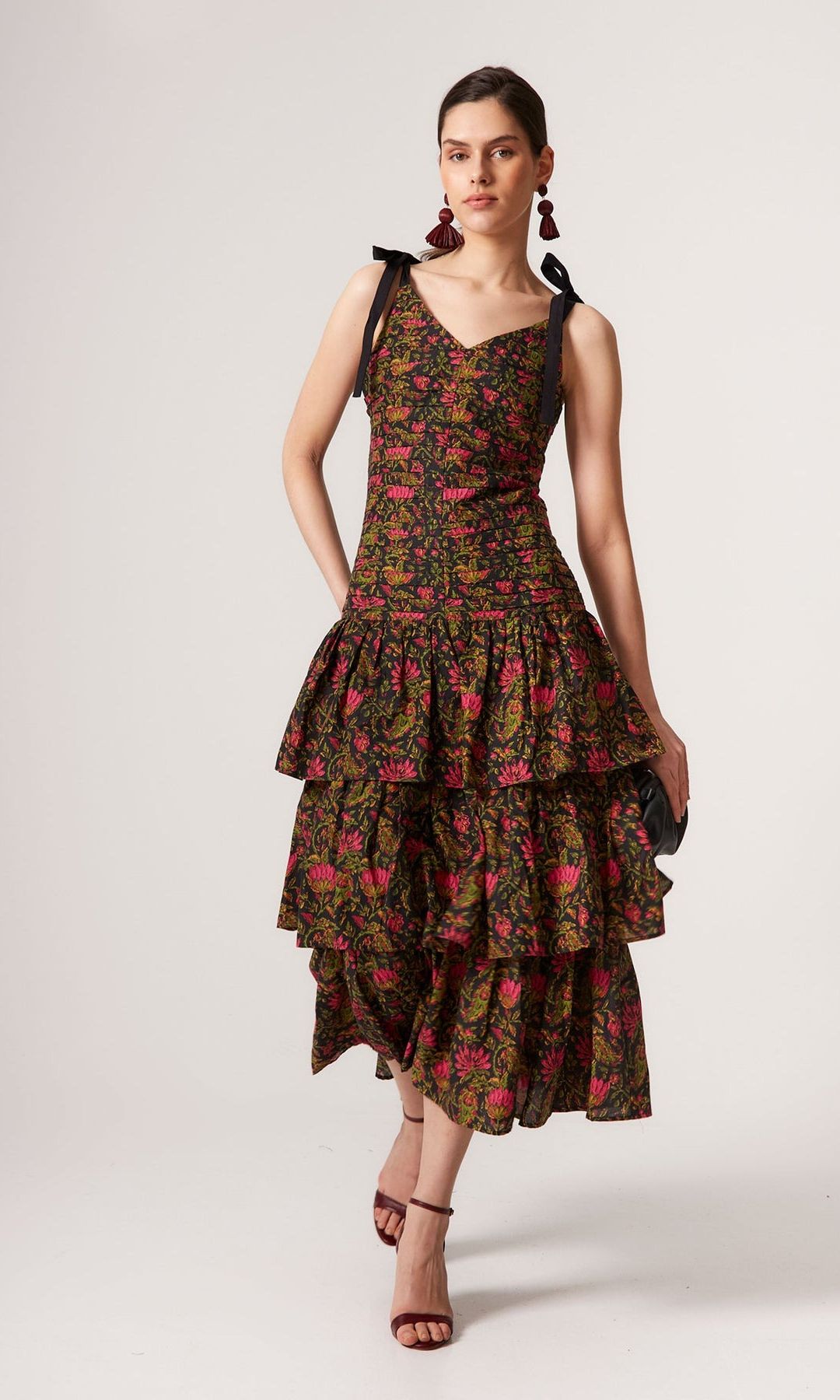 Vestido con volantes de Coosy.