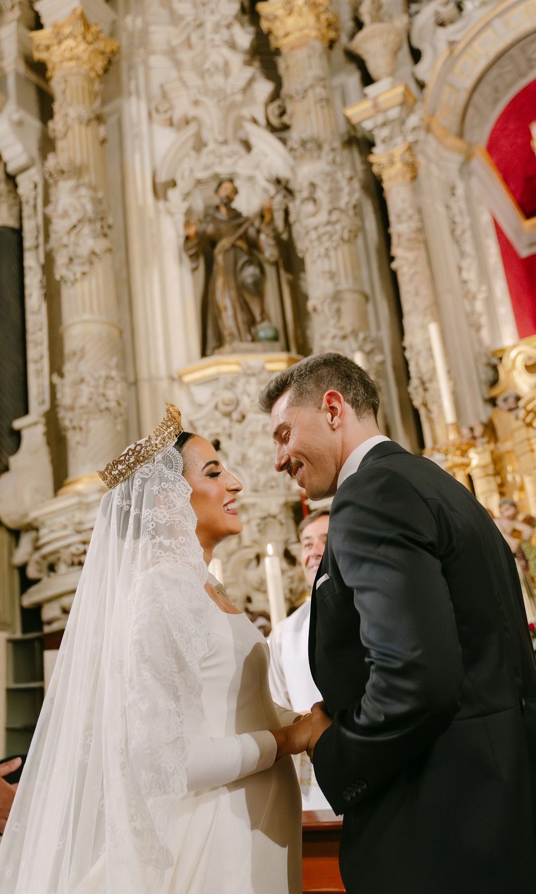 Tiara de novia encima del velo con moño