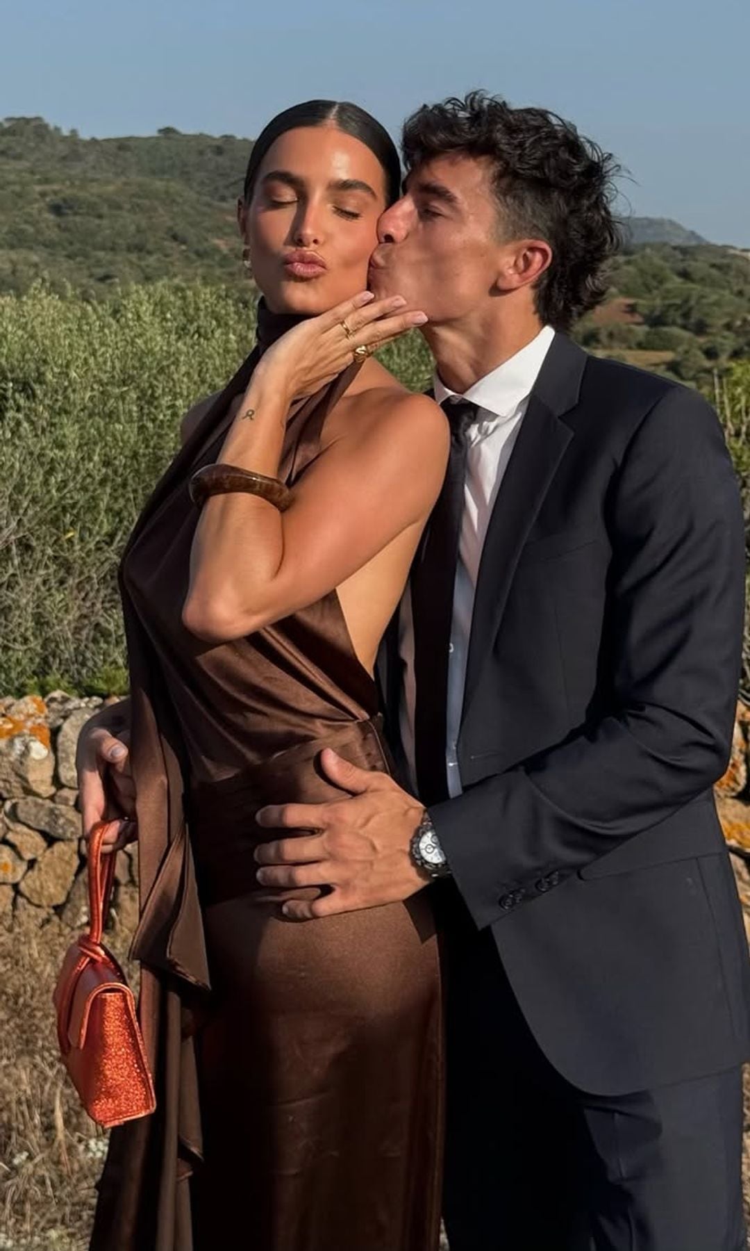 Gemma Pinto con vestido marrón de invitada en una boda