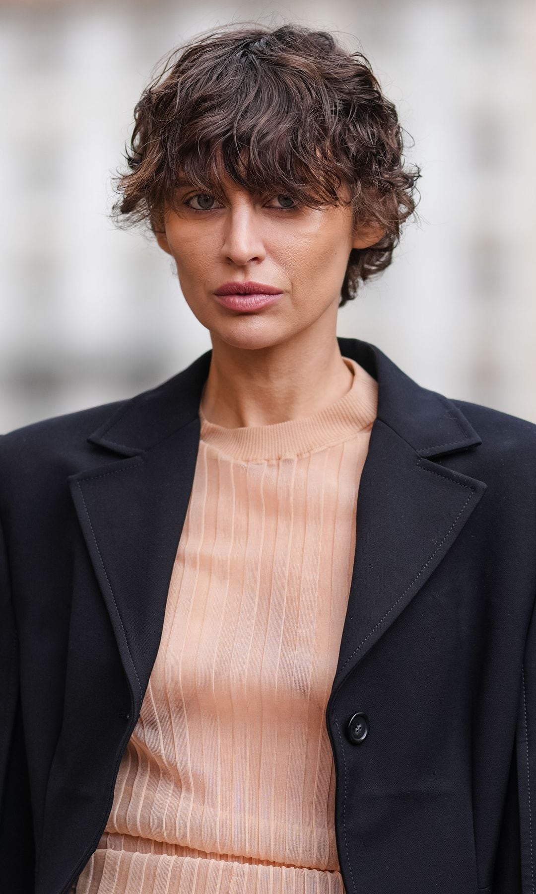 Mujer con cabello corto a capas