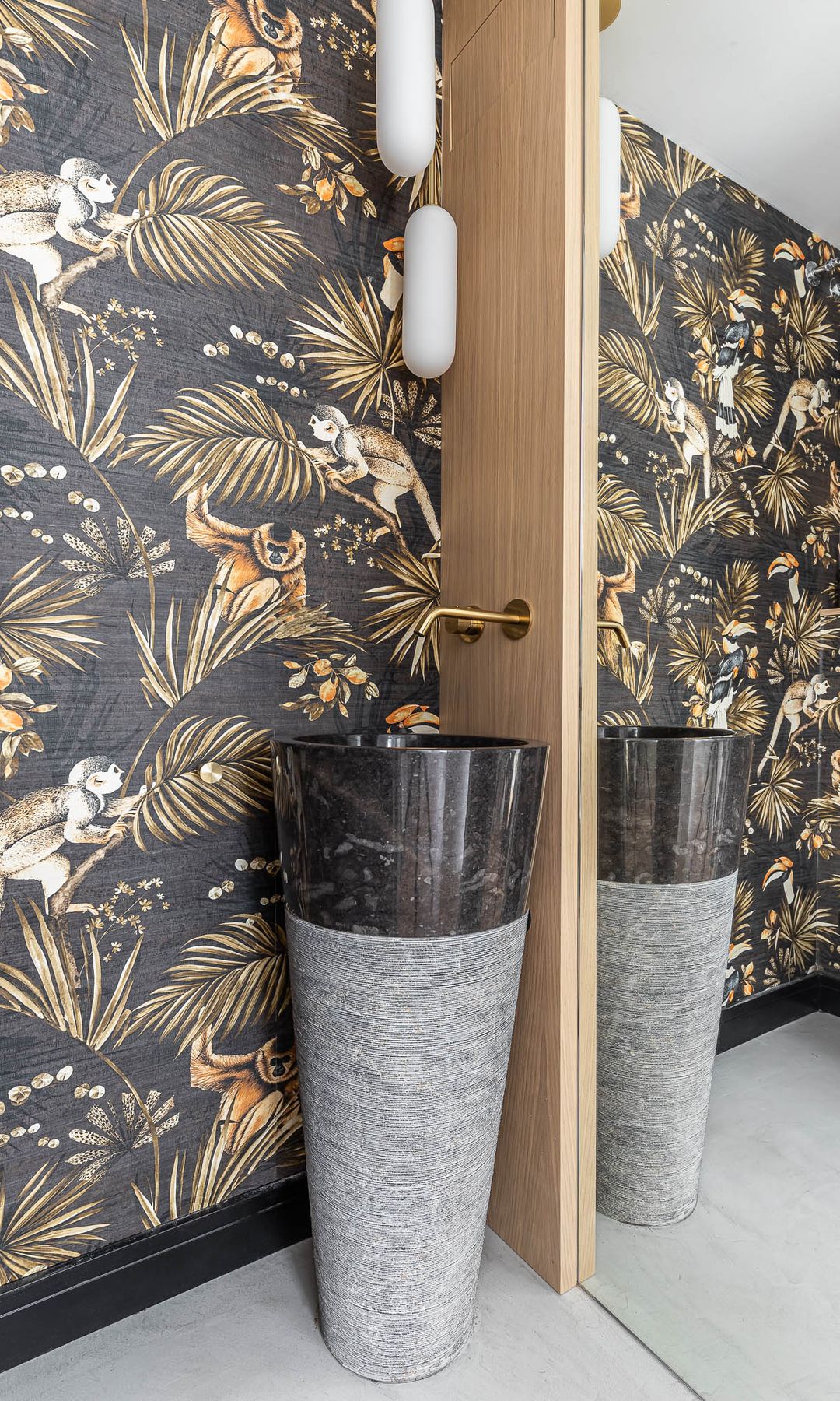 Baño diseñado por Carla IV Interior Designs con papel pintado estampado