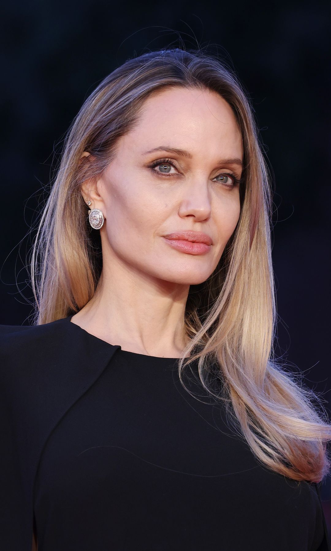 Angelina Jolie asiste a la alfombra roja de "Couture" durante la 20.ª edición del Festival de Cine de Roma, en el Auditorium Parco della Musica, el 18 de octubre de 2025 en Roma, Italia.