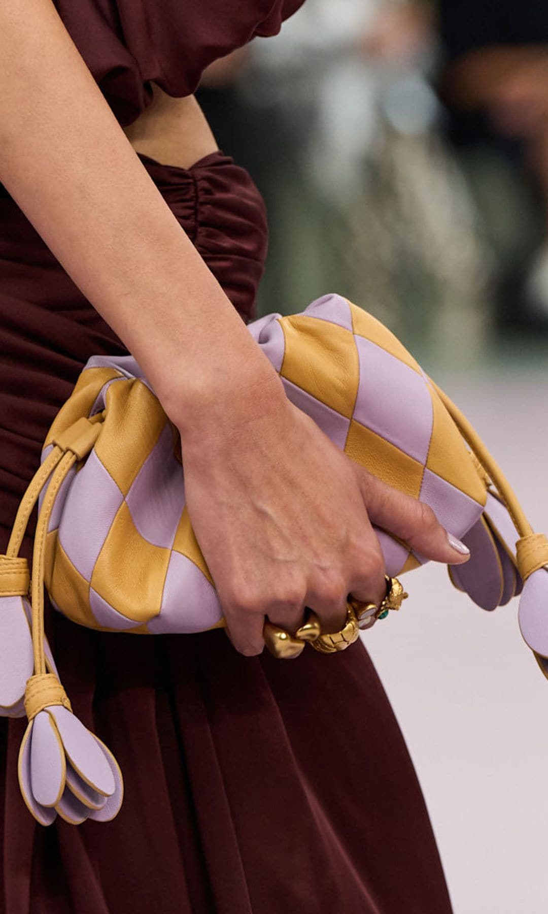 Este 2026 los bolsos se llevan en clave mini, a todo color y con el poder de transformar nuestros looks más básicos