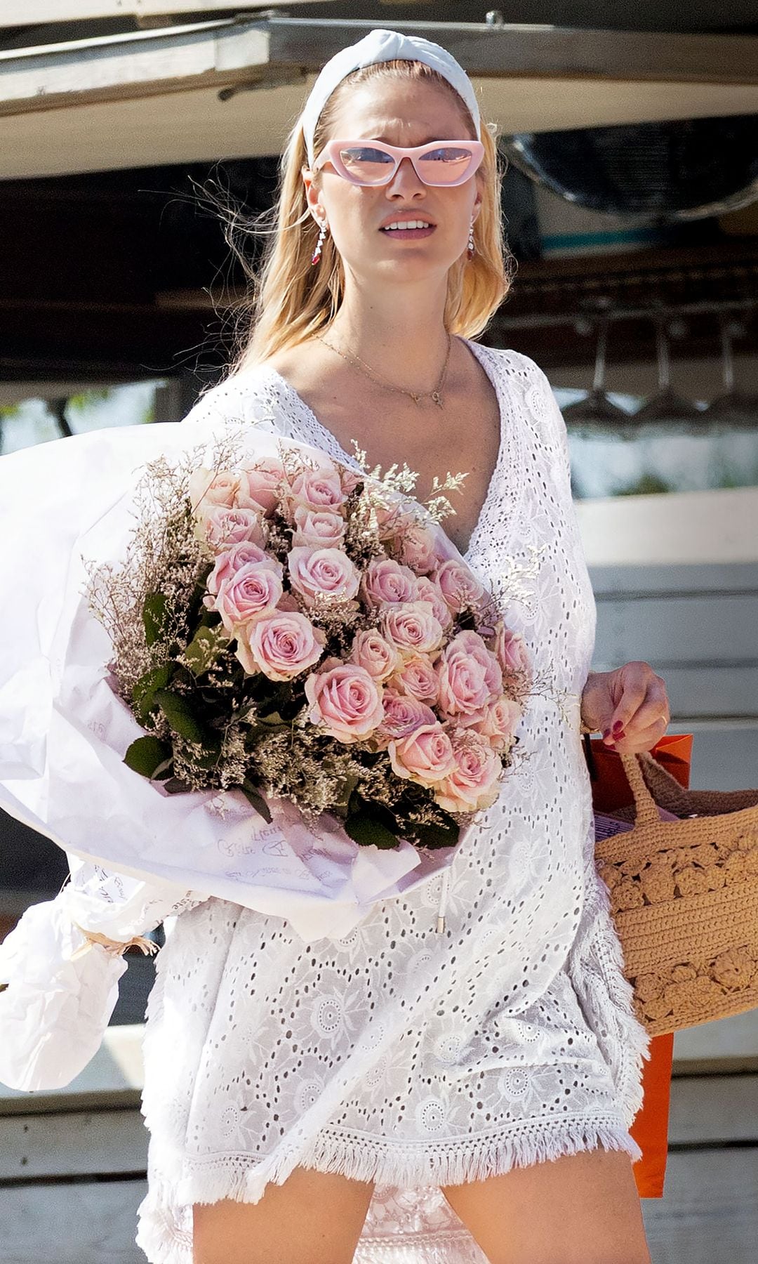Beatrice Borromeo celebró su 40 cumpleaños en la playa de Pampelonne, en Ramatuelle (Saint-Tropez), Francia, el 18 de agosto, en familia y con amigos. En la imagen, con el ramo de rosas que le regaló su marido