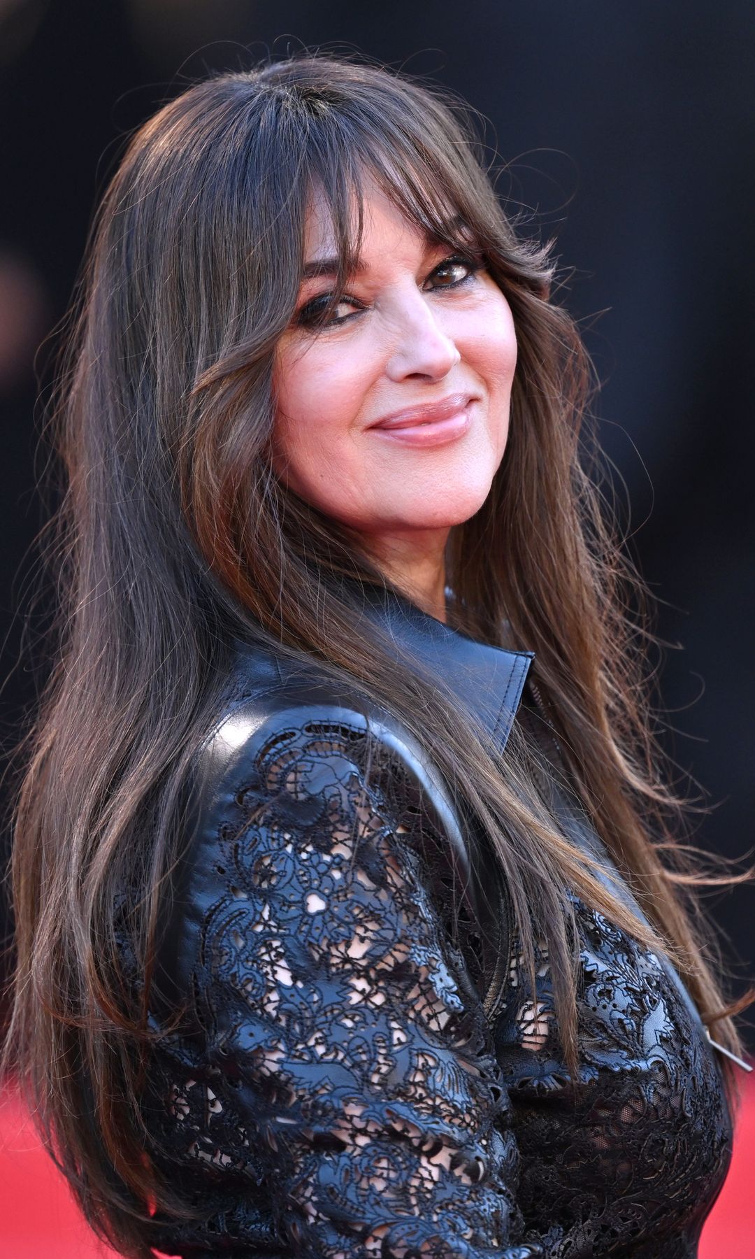 Mónica Bellucci, la eterna diva en negro y rojo: así ha evolucionado su espectacular estilo a sus 62 años