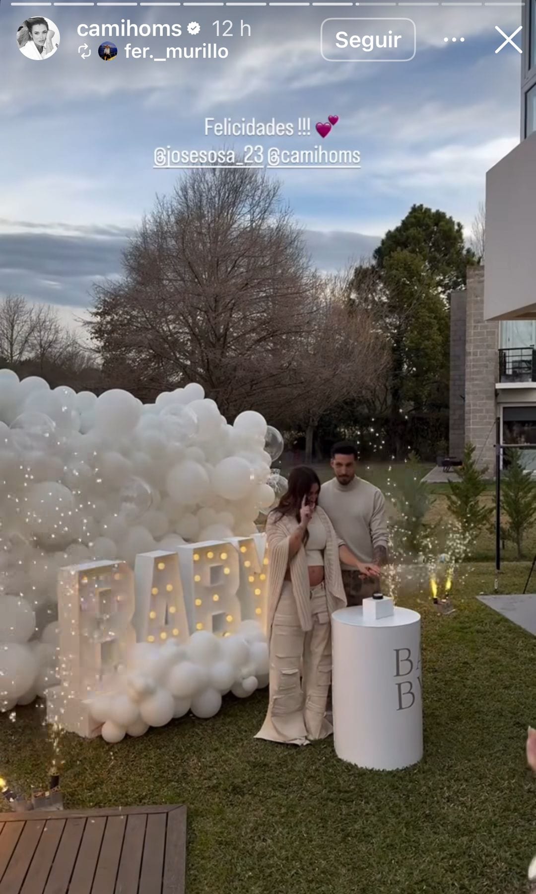 La pareja celebró el gender reveal en compañía de sus seres queridos. 