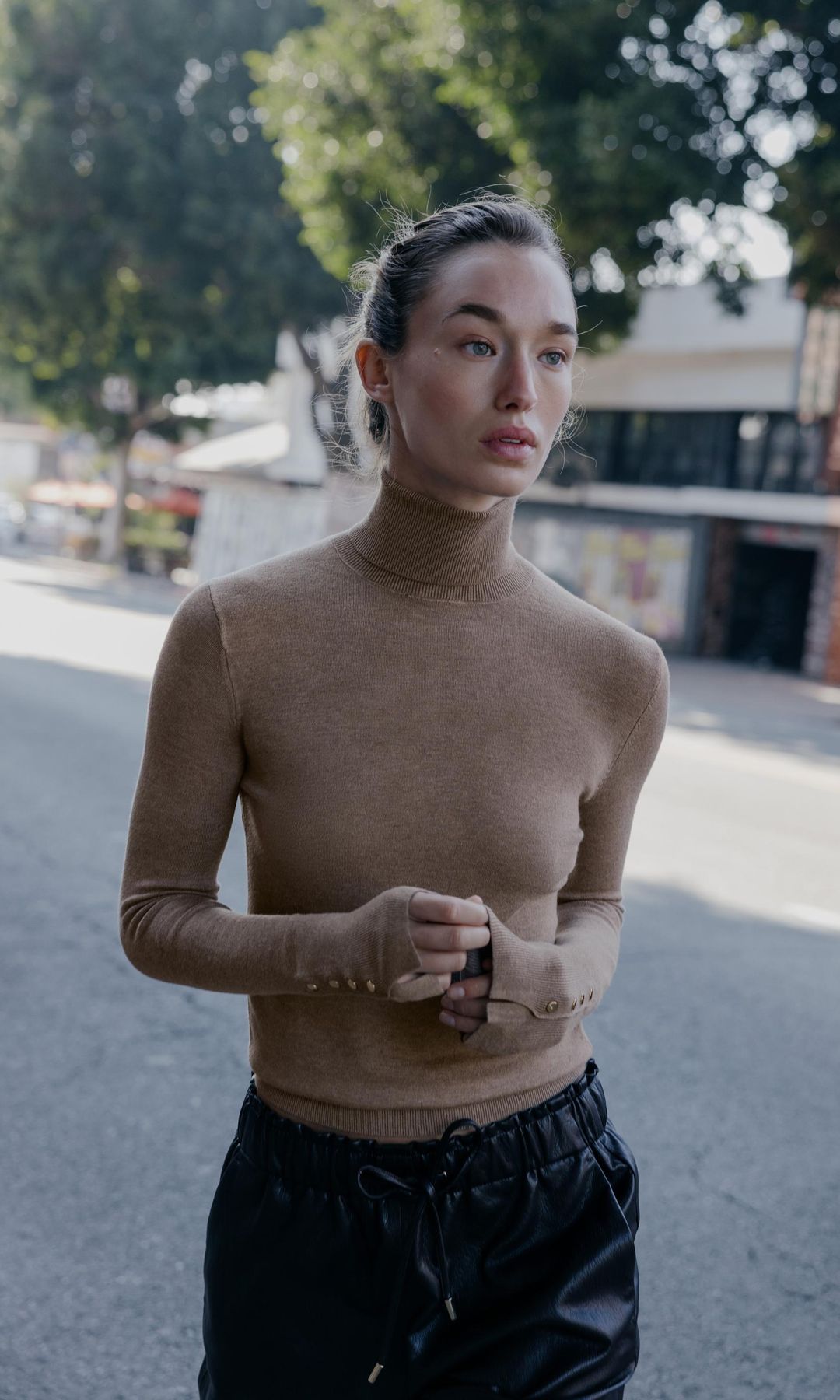 Jersey básico de punto liso en marrón claro, de Zara