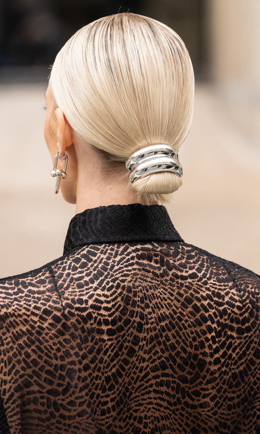  Moño con accesorio metálico