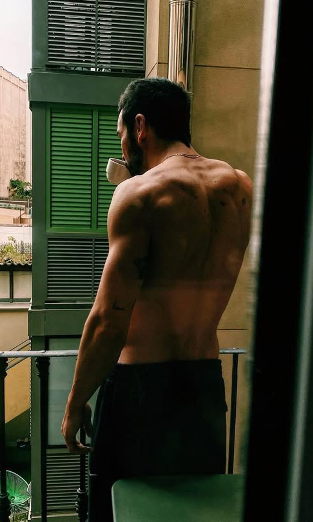 Mario Casas tomando un café en el balcón