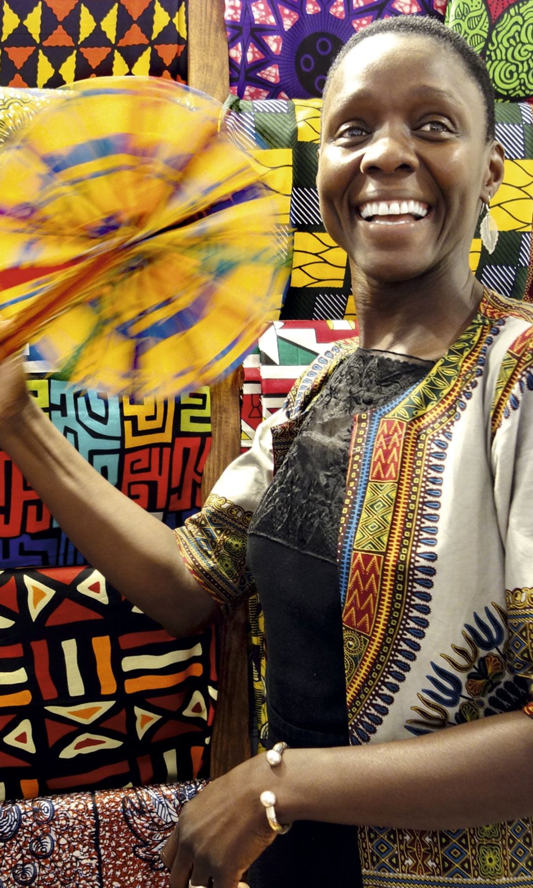 Tida Coly en su tienda Colores del Mundo, donde nos acerca a la cultura africana a través de los tejidos y la artesanía. En El Escorial