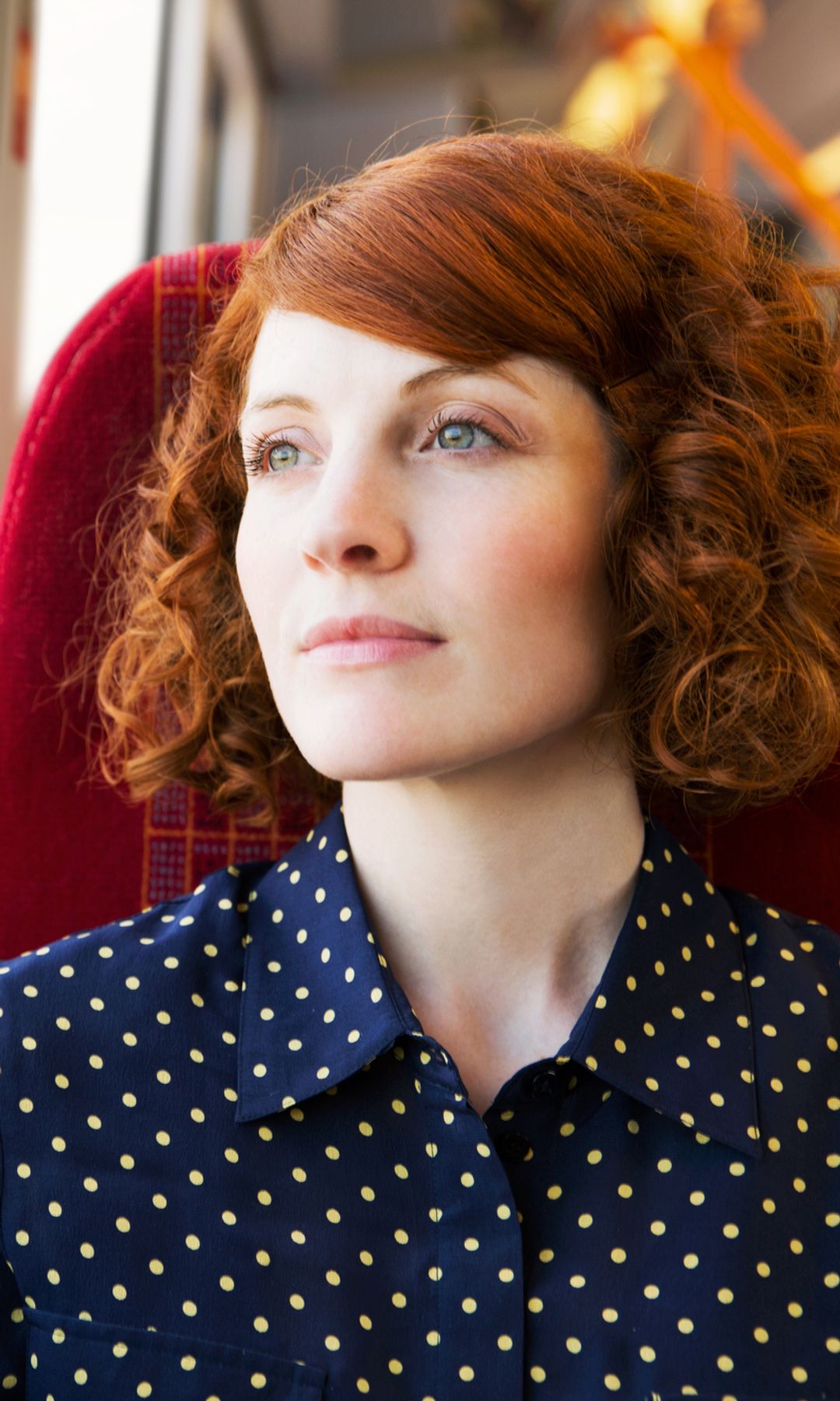 Mujer mirando por la ventana mientras viaja en tren