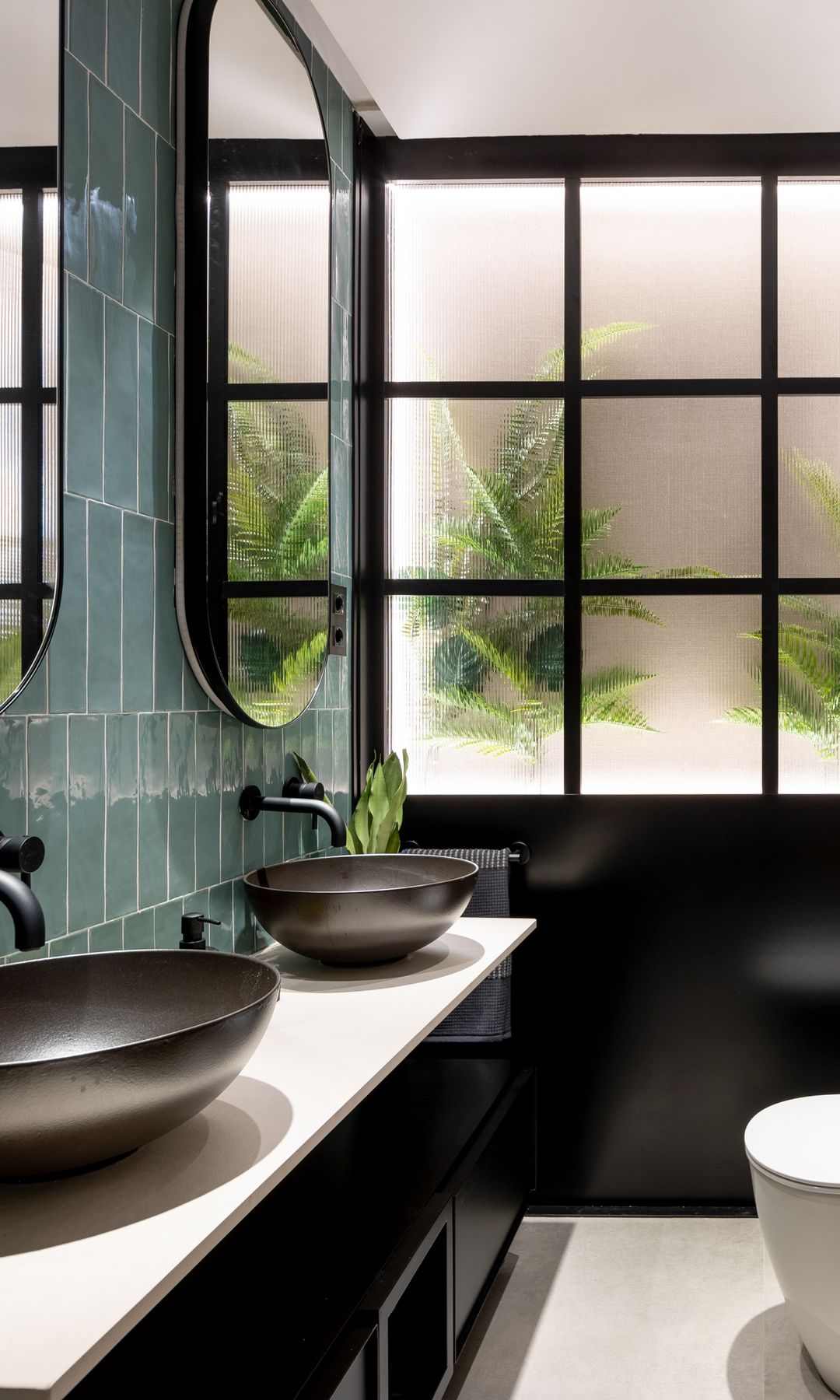 Baño con presencia de plantas