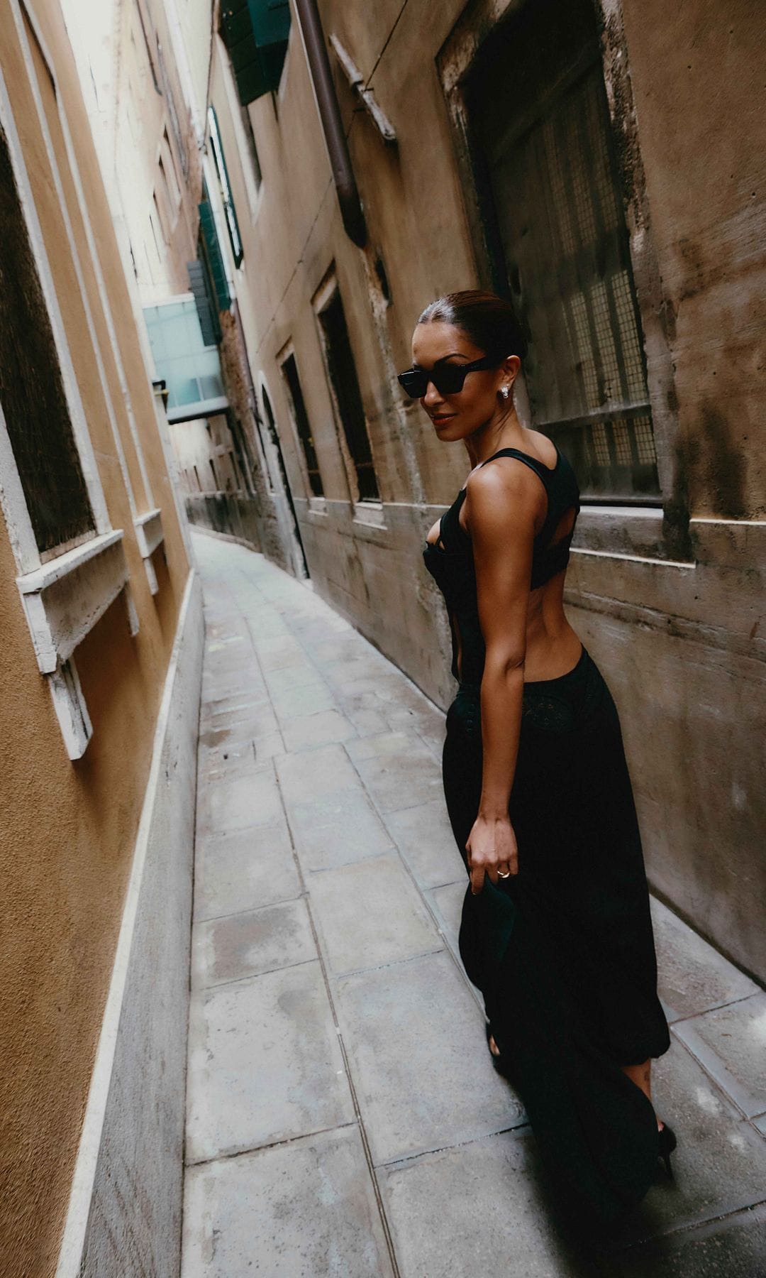 Hiba Abouk caminando por las calles de Venecia