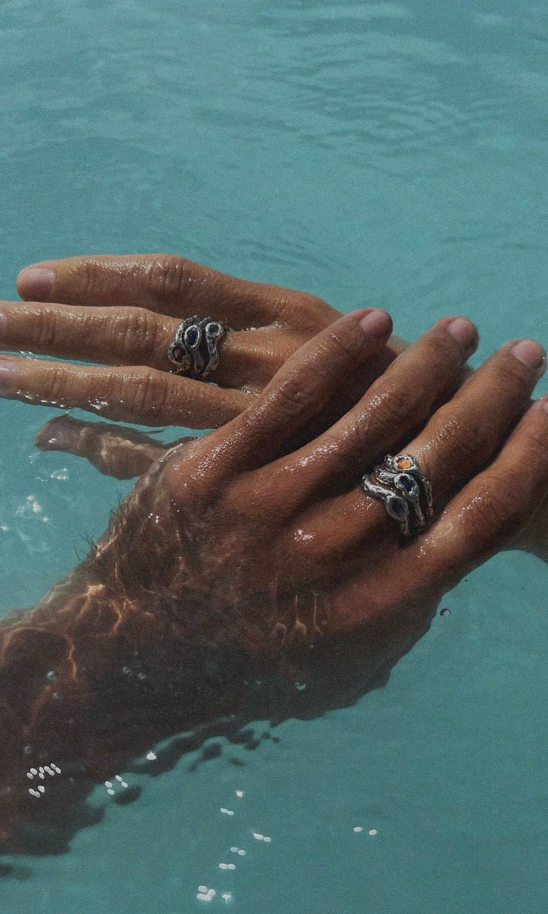Dos manos en el agua