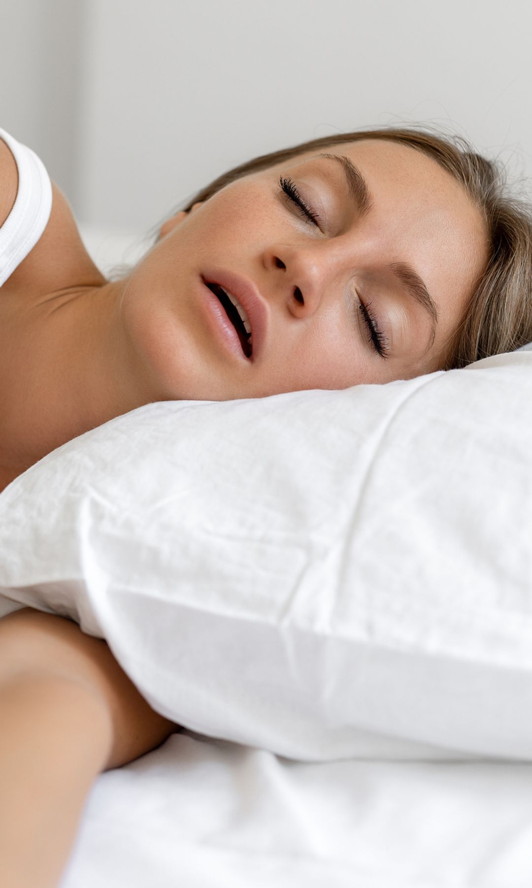 Mujer durmiendo con la boca abierta y roncando
