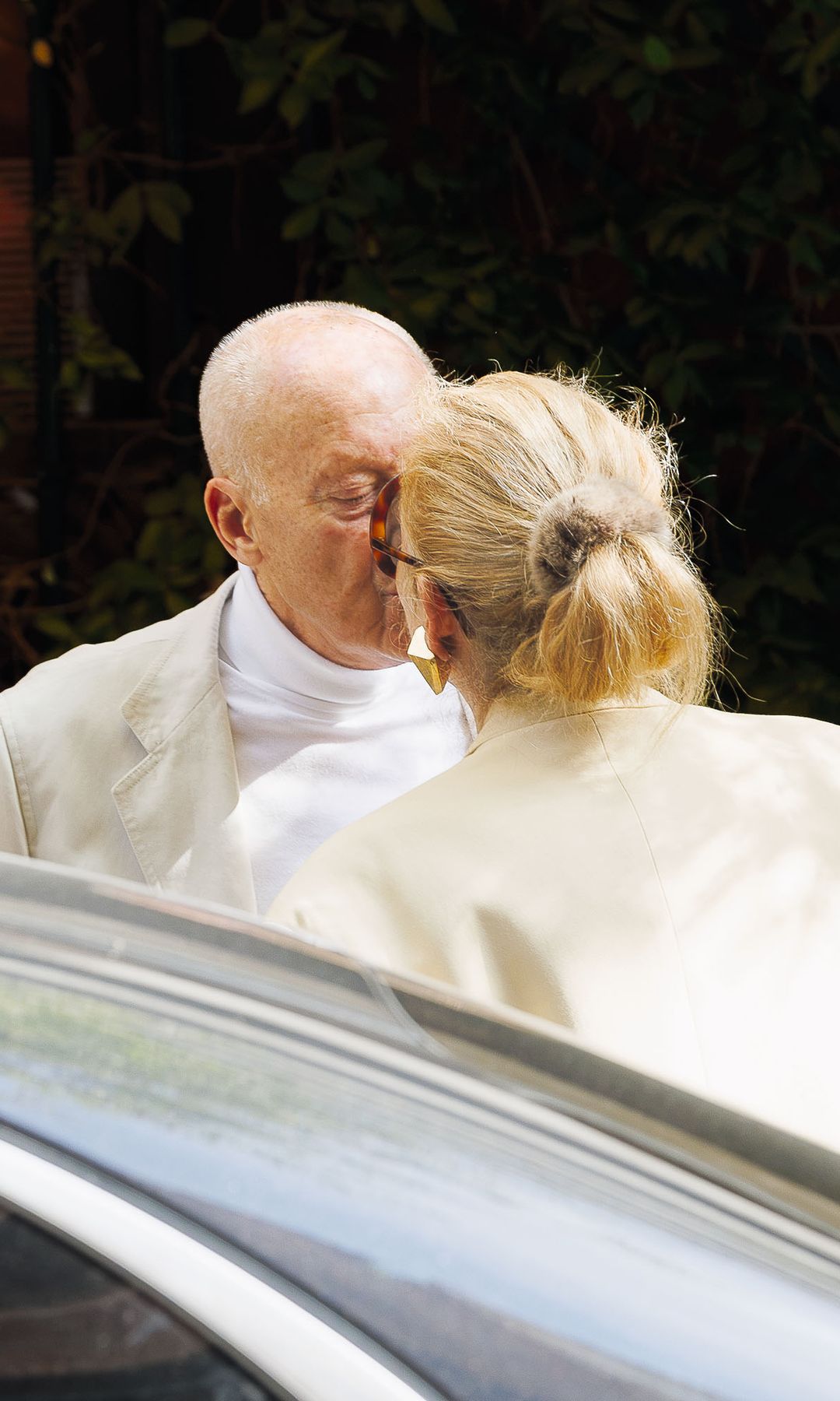 Un romántico beso con su marido, Lord Norman Foster.