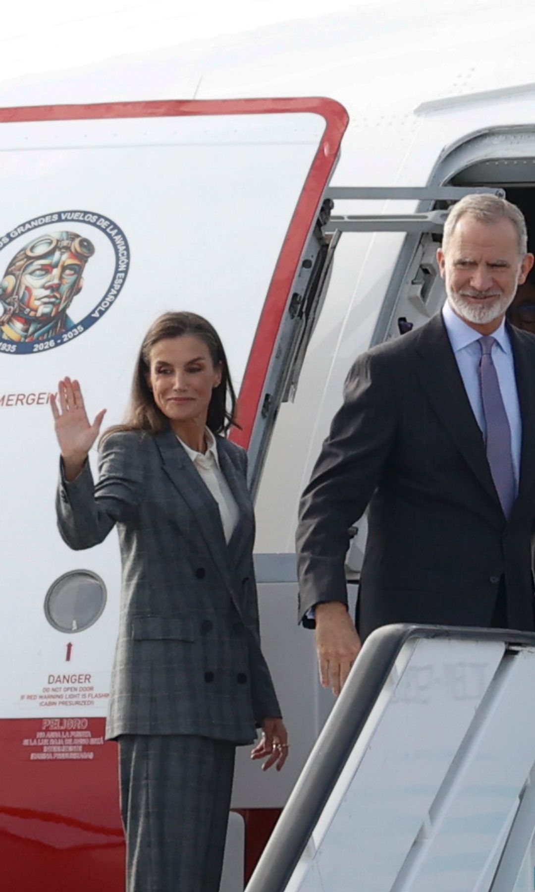 La reina Letizia recupera su traje gris con estampado de cuadros que triunfó en 2020