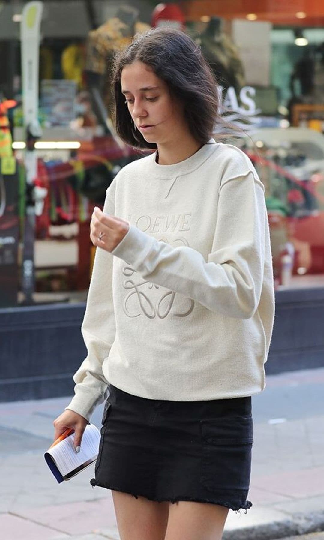 Victoria de Marichalar con sudadera de Loewe
