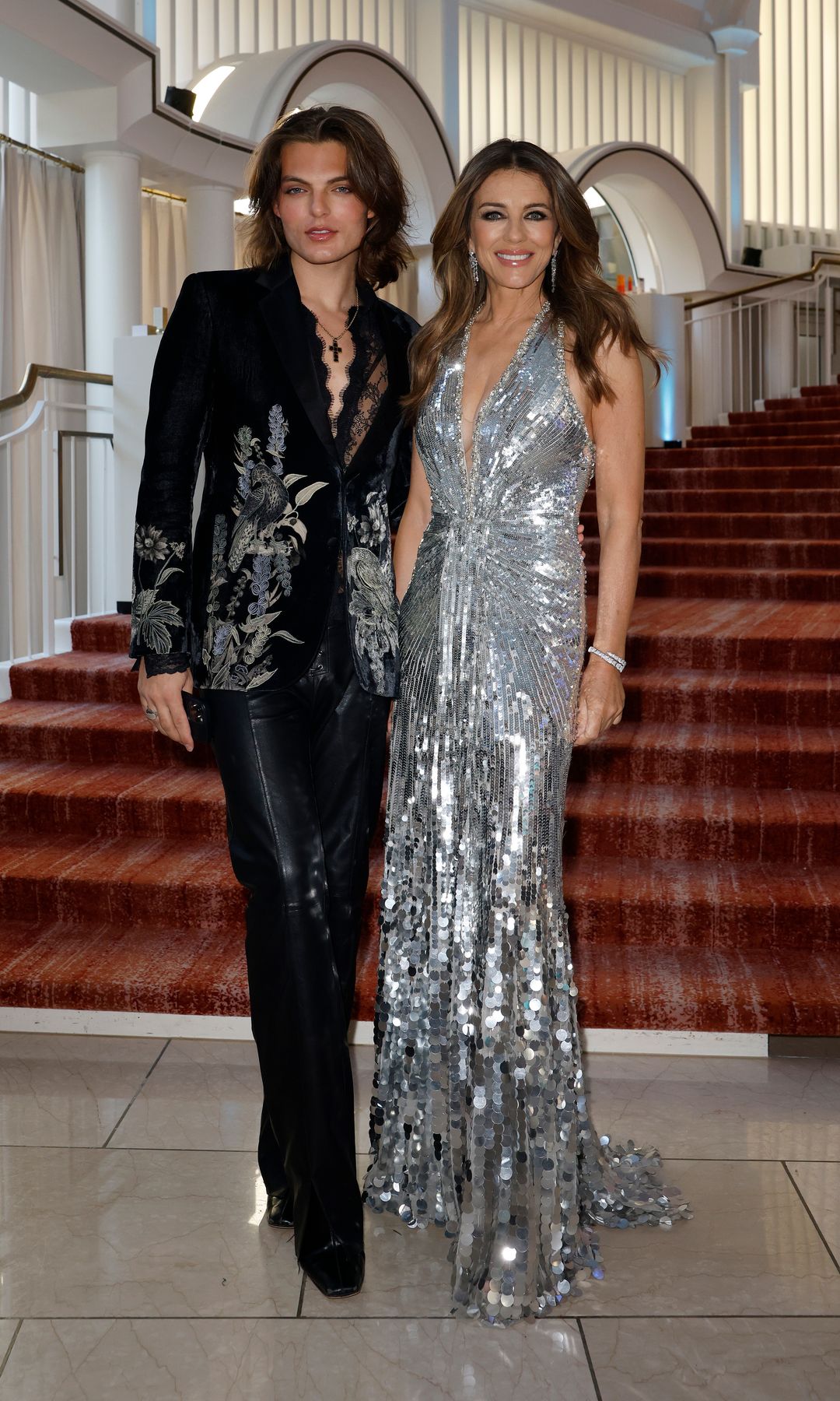 Elizabeth Hurley y Damian Hurley en los Premios SPA 2025