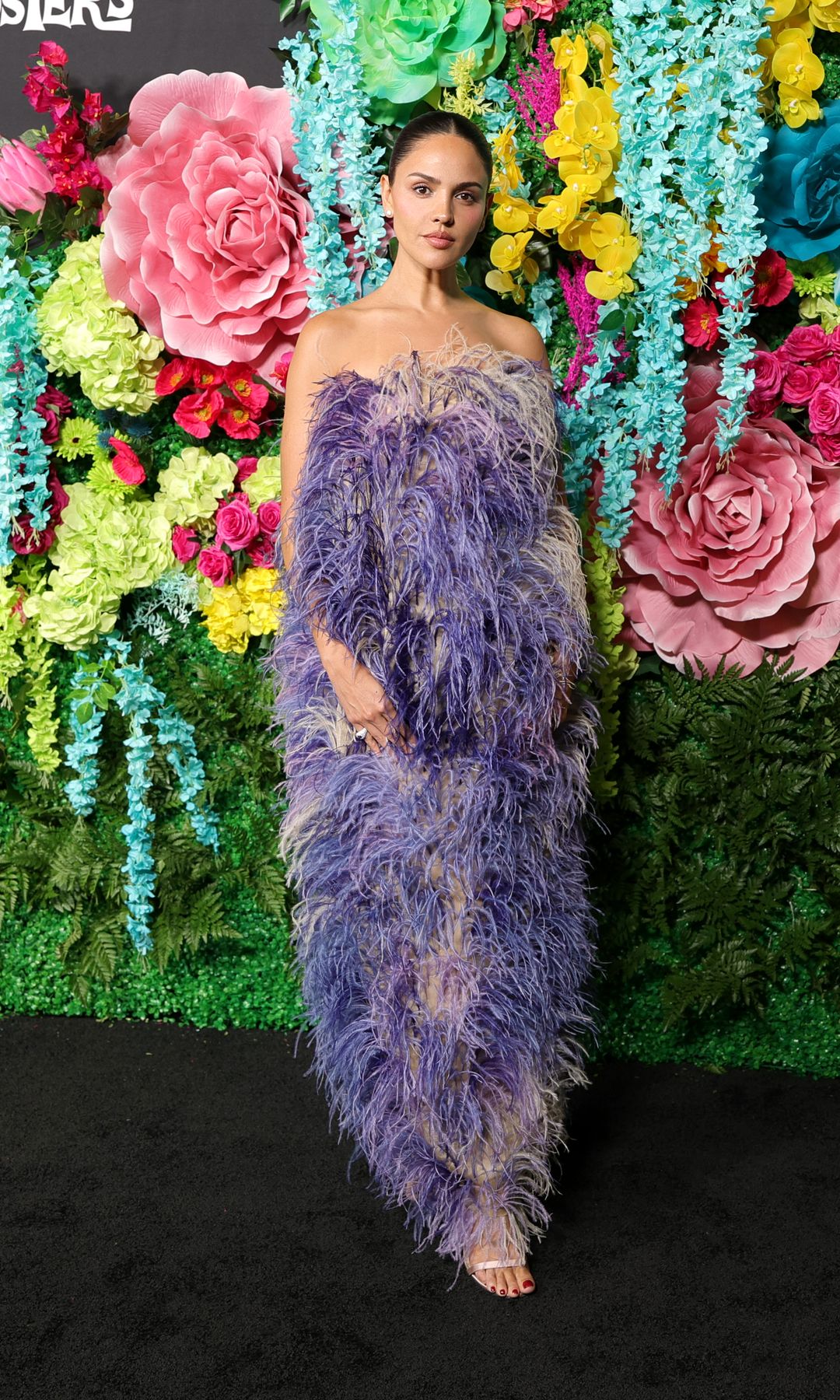 Eiza eligió un vestido de plumas para la premiere.