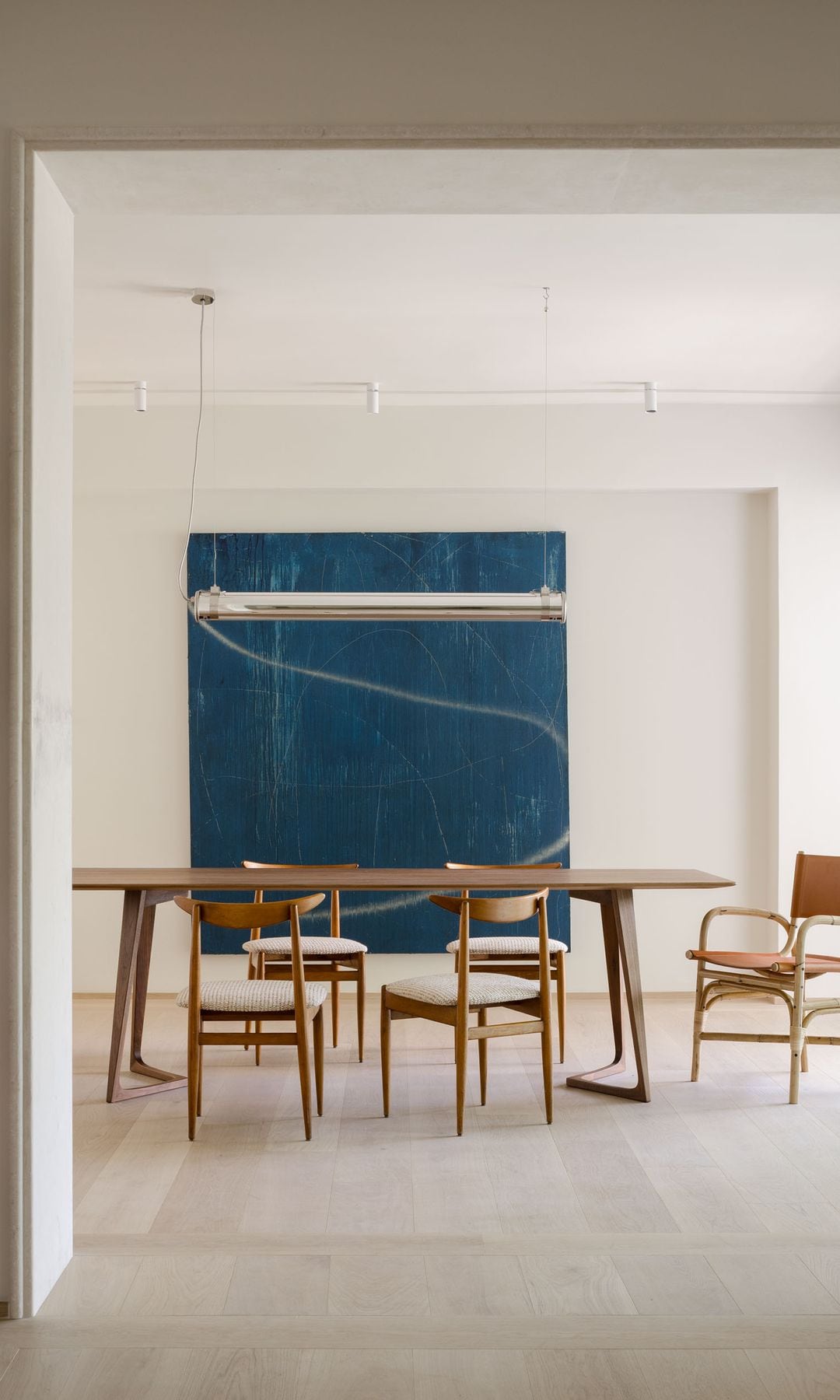 Comedor con gran obra de arte moderno en la pared