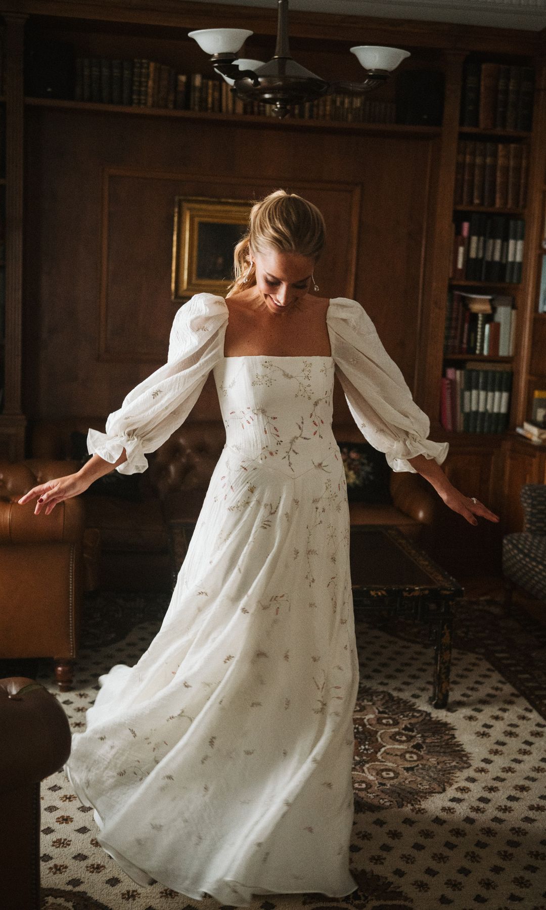 Flores de colores pintadas a mano en el vestido de novia