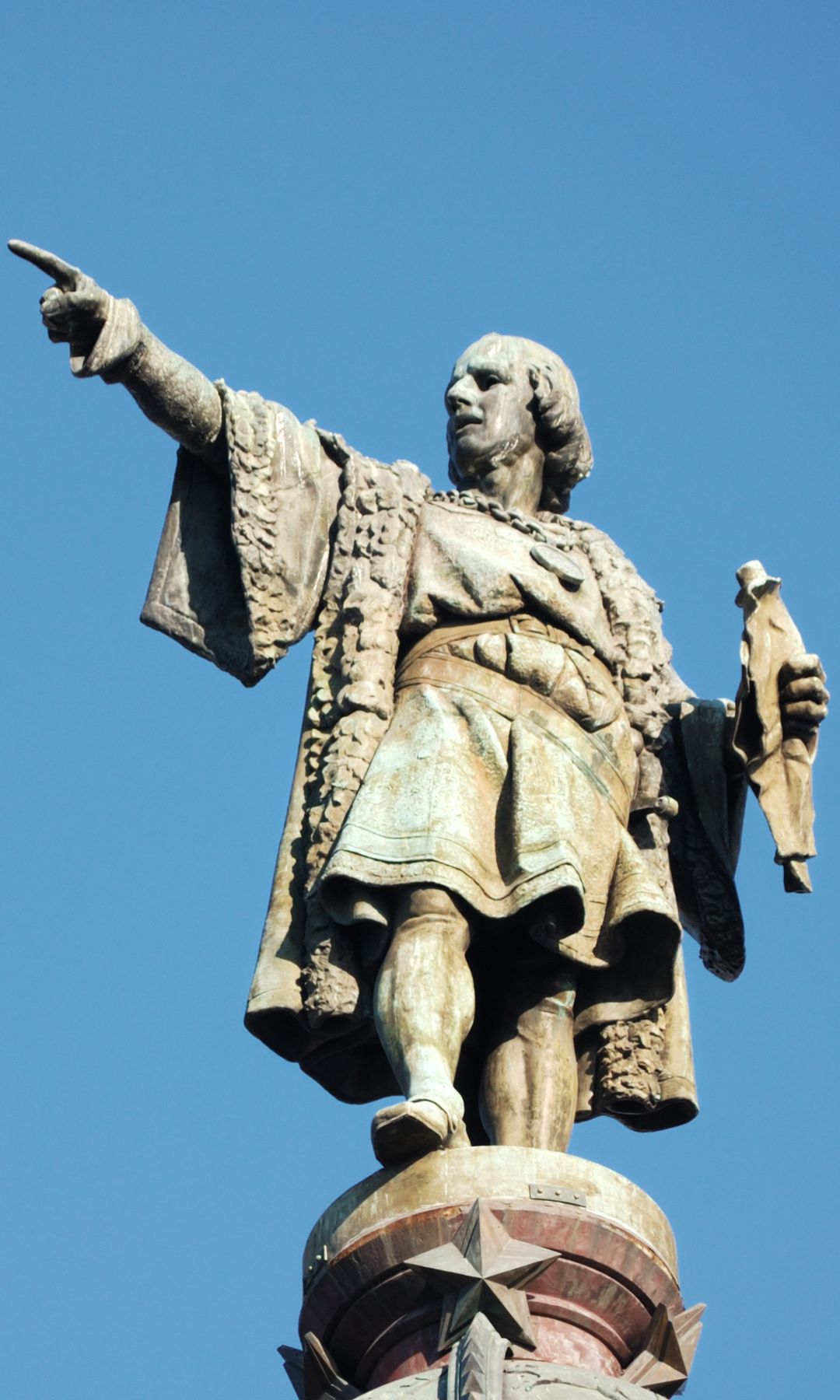 América no lleva el nombre de Colón, sino el de Américo Vespucio, una de las grandes ironías de la historia del continente. En la imagen, el monumento del descubridos en las Ramblas de Barcelona