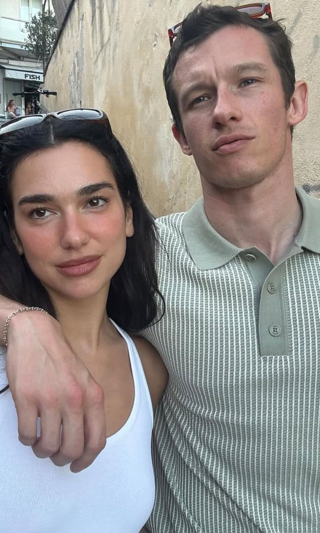 Dua Lipa con su novio Callum Turner