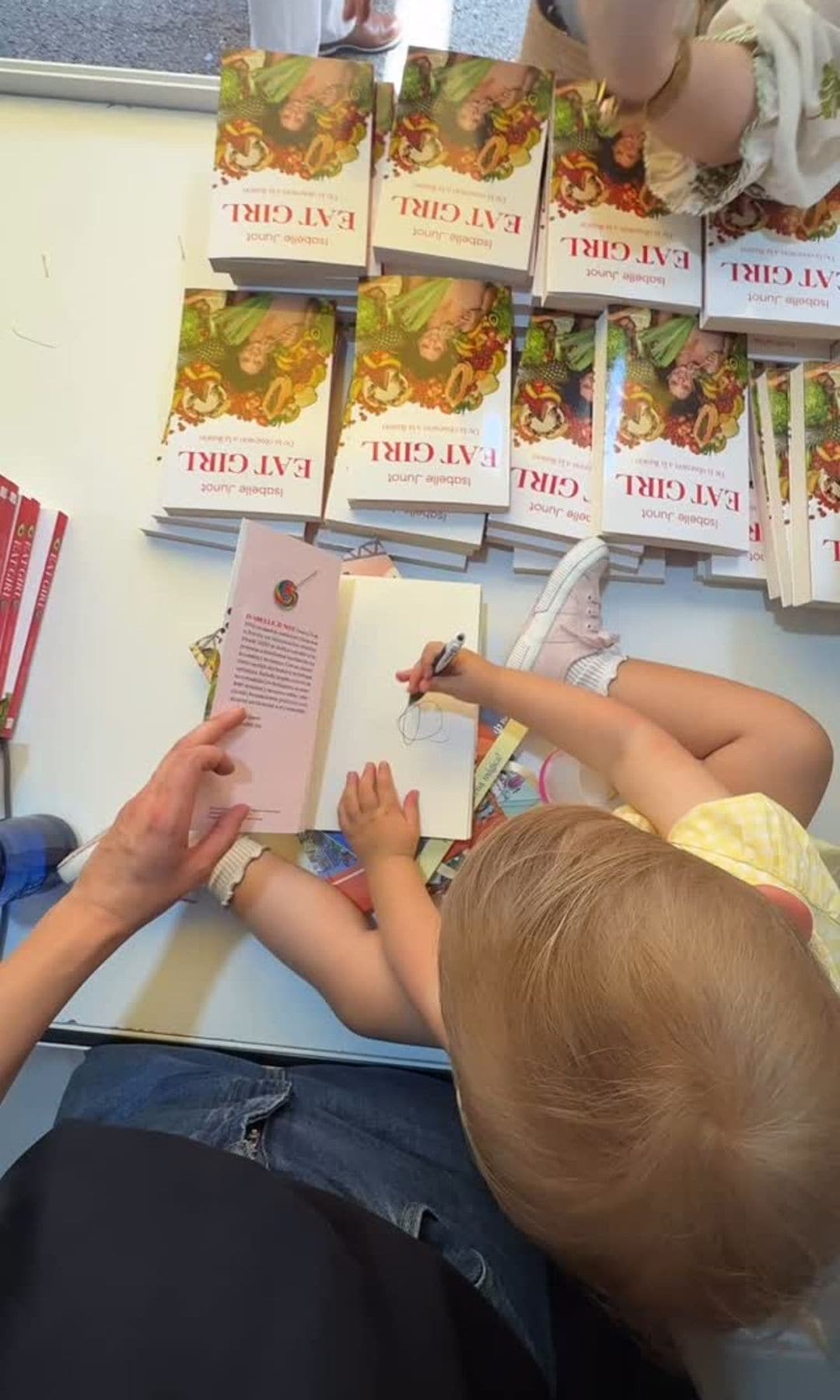 Isabelle Junot en la Feria del Libro con su hija