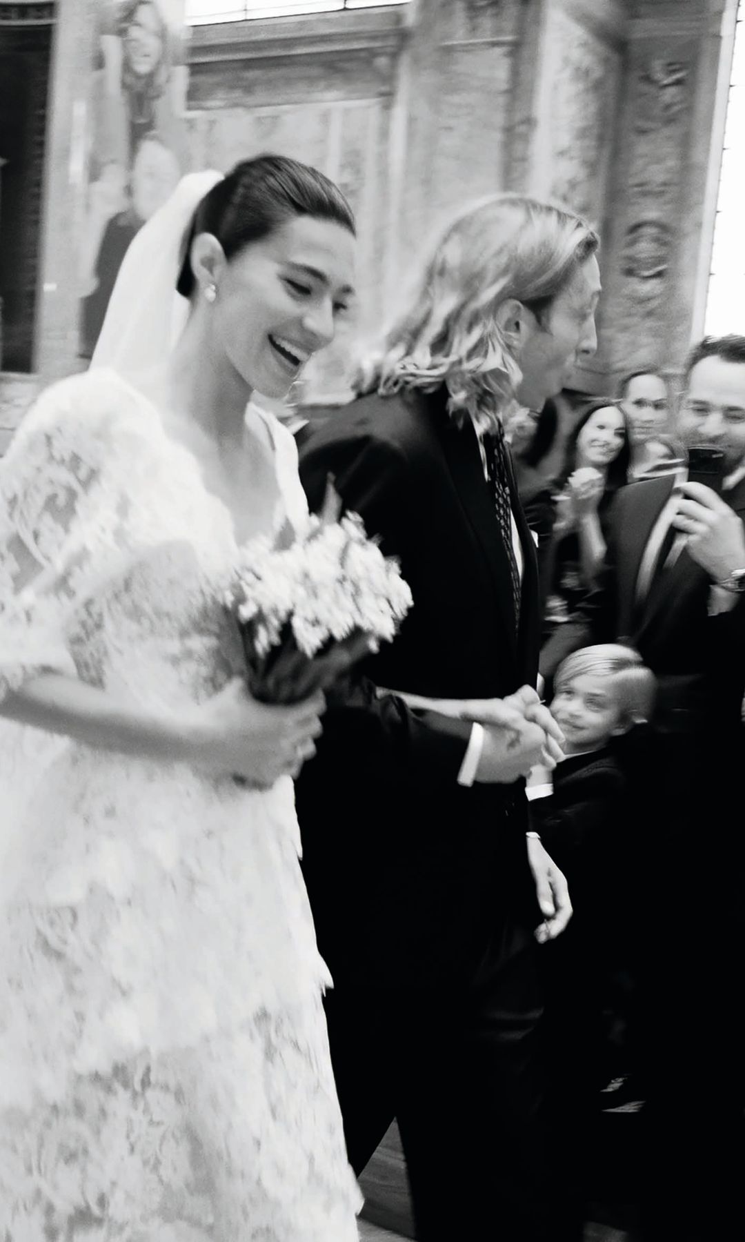 Los novios reciben las felicitaciones de los invitados ya convertidos en marido y mujer