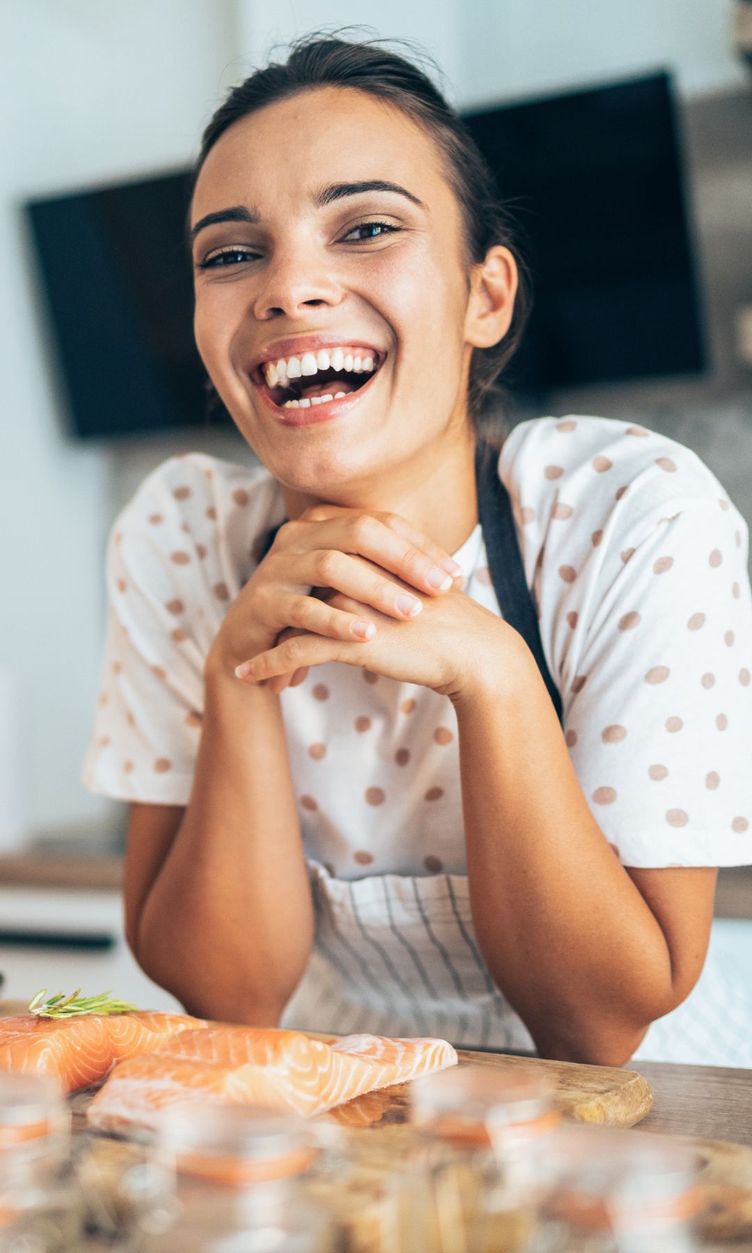 Mujer cocinando salmón