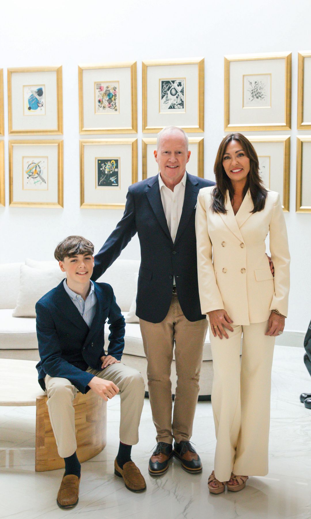 Sobre estas líneas, Daniel Cummings junto a su mujer, Yolanda Nieto, y su hijo Daniel, en el salón principal de la vivienda, donde los sofás de Mandrágora Marbella y las mesas de centro de Katatori se integran en una composición milimétricamente diseñada