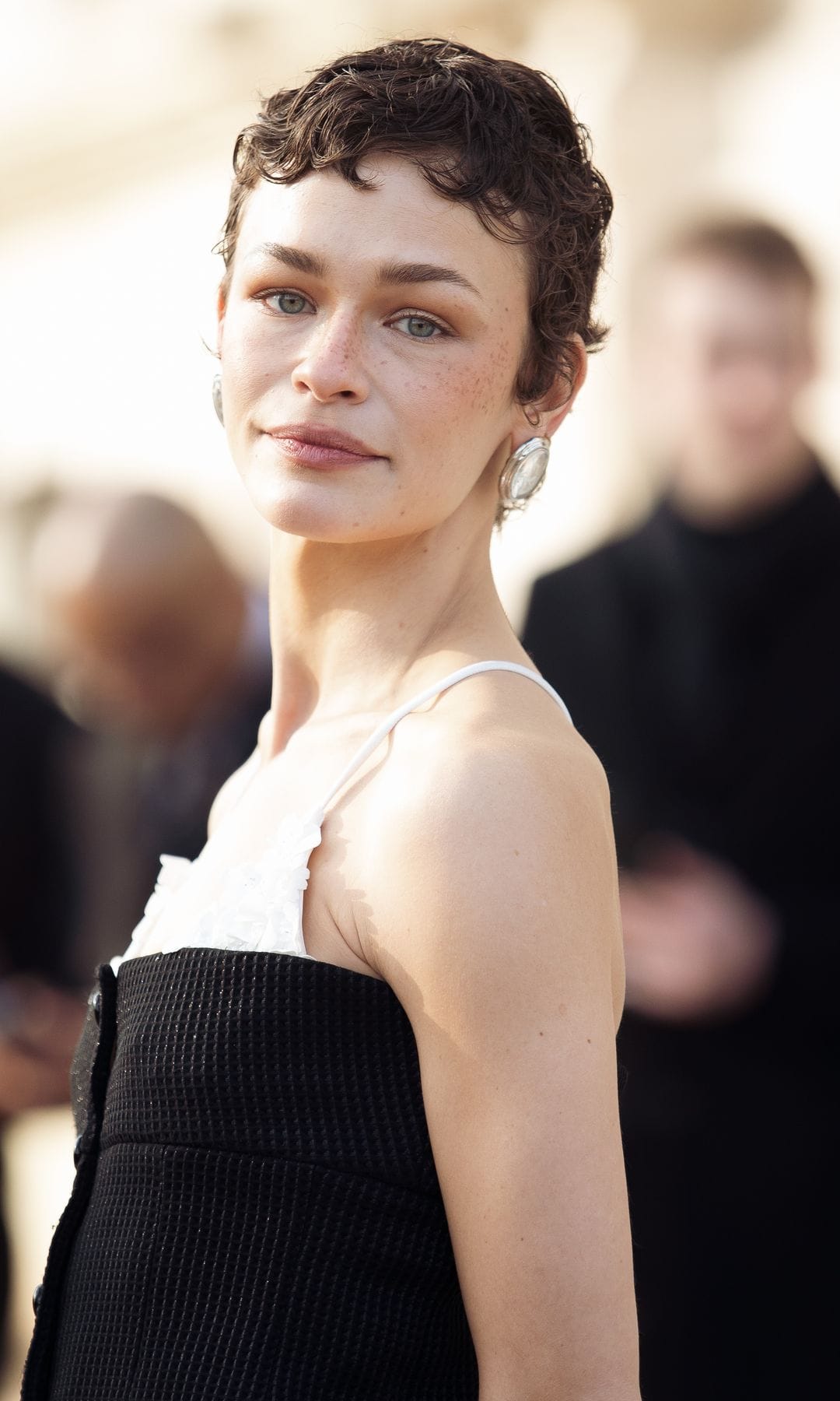 Mujer con pelo corto
