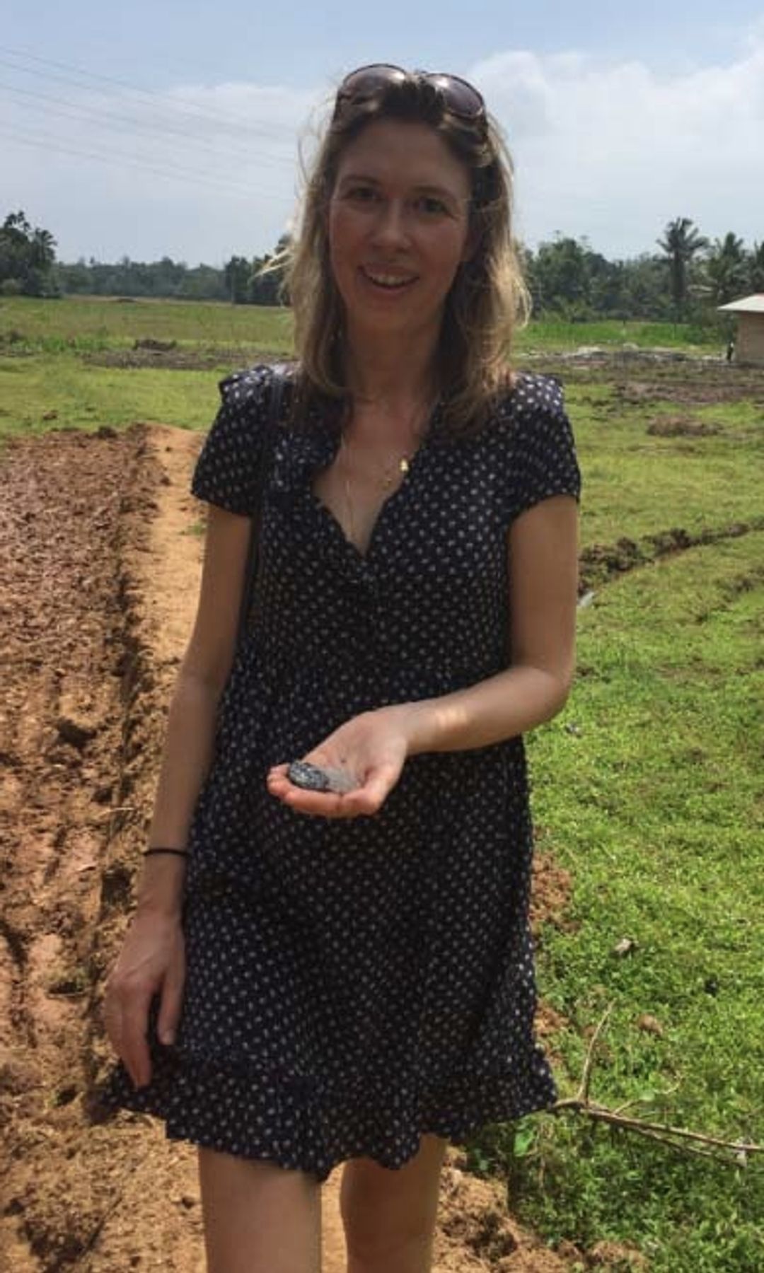 El viaje de la autora a Sri Lanka, siguiendo los pasos de su bisabuelo, la llevó a visitar minas de zafiros, tal como él lo había hecho